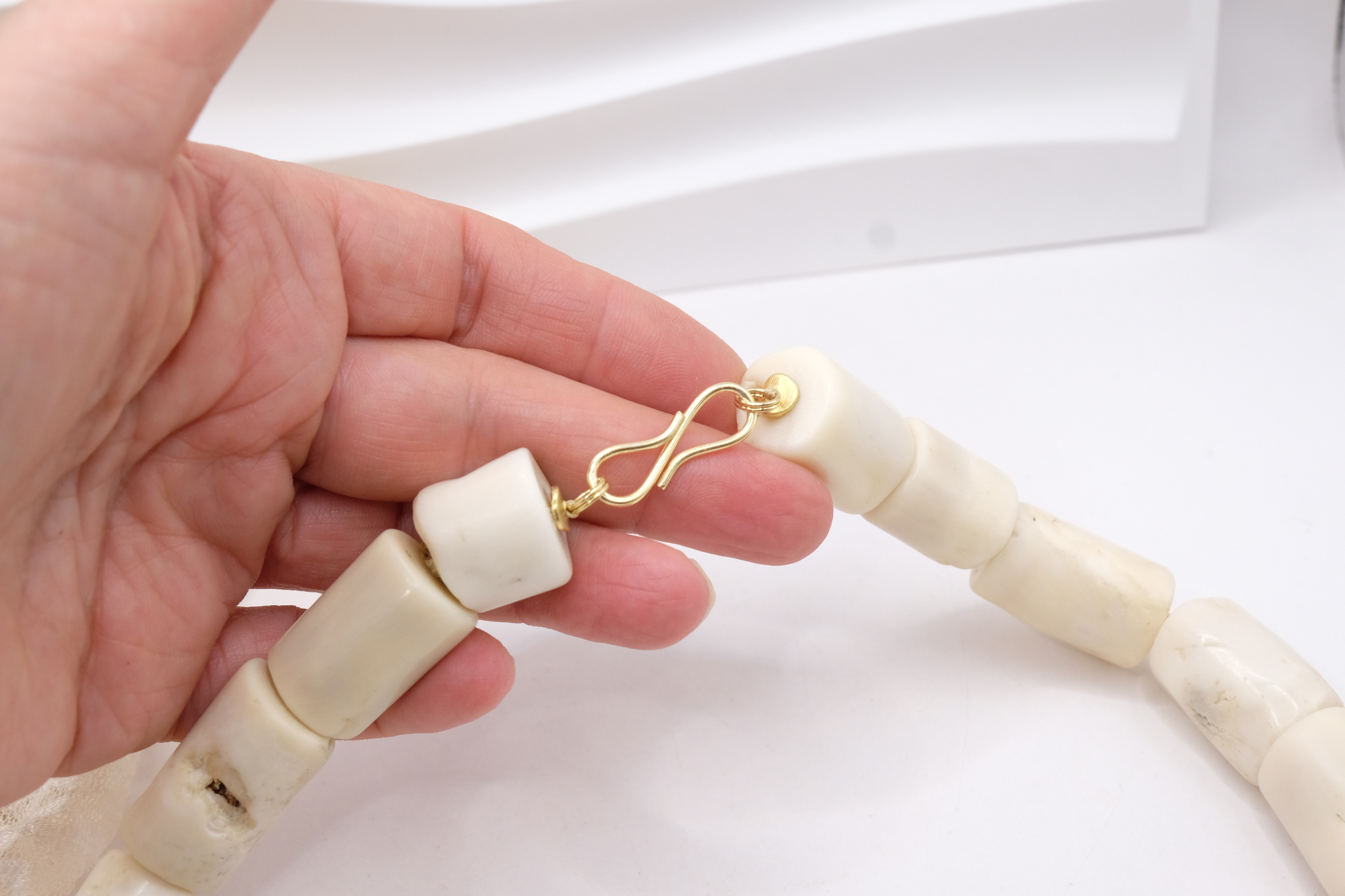 COLLANA ARTIGIANALE CORALLO BAMBOO BIANCO ELEMENTI NEPALESI (1)