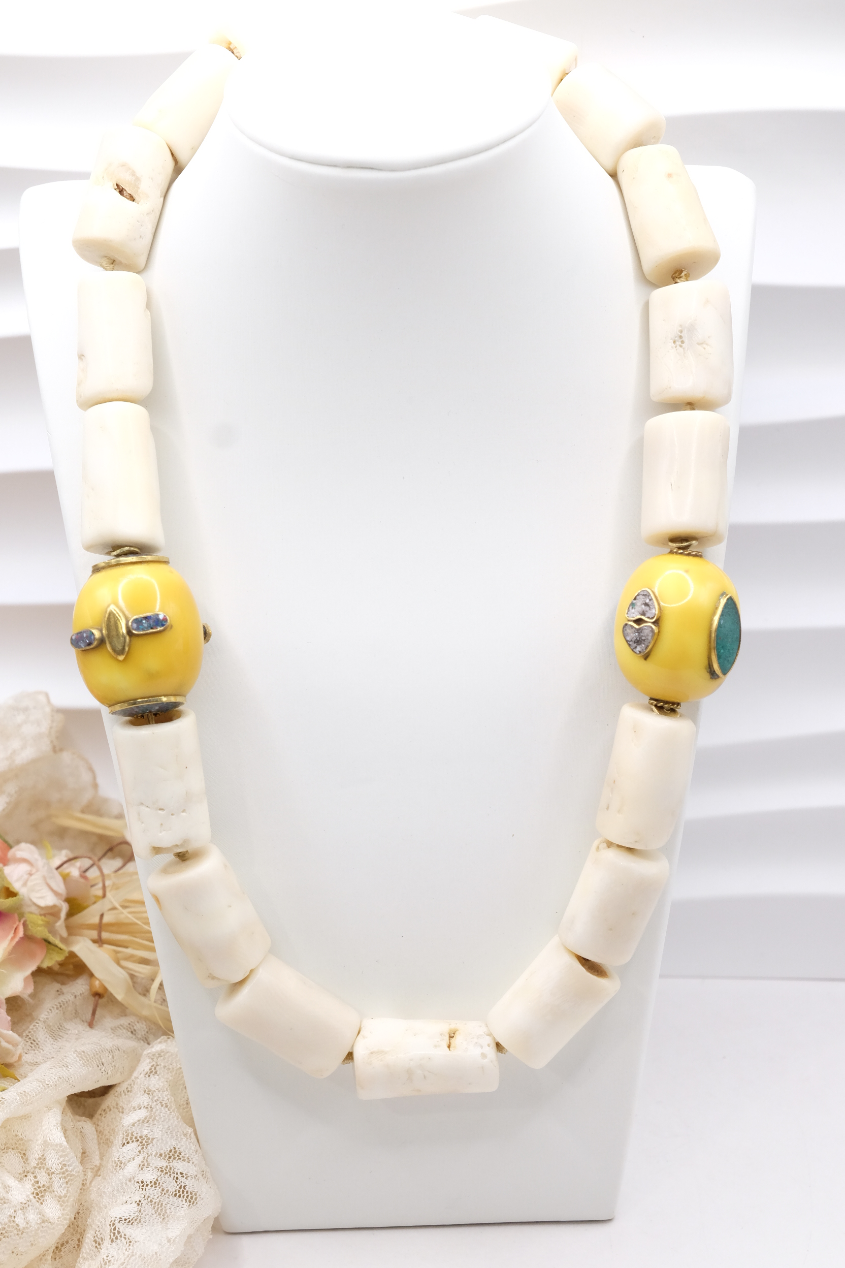 COLLANA ARTIGIANALE CORALLO BAMBOO BIANCO ELEMENTI NEPALESI (10)