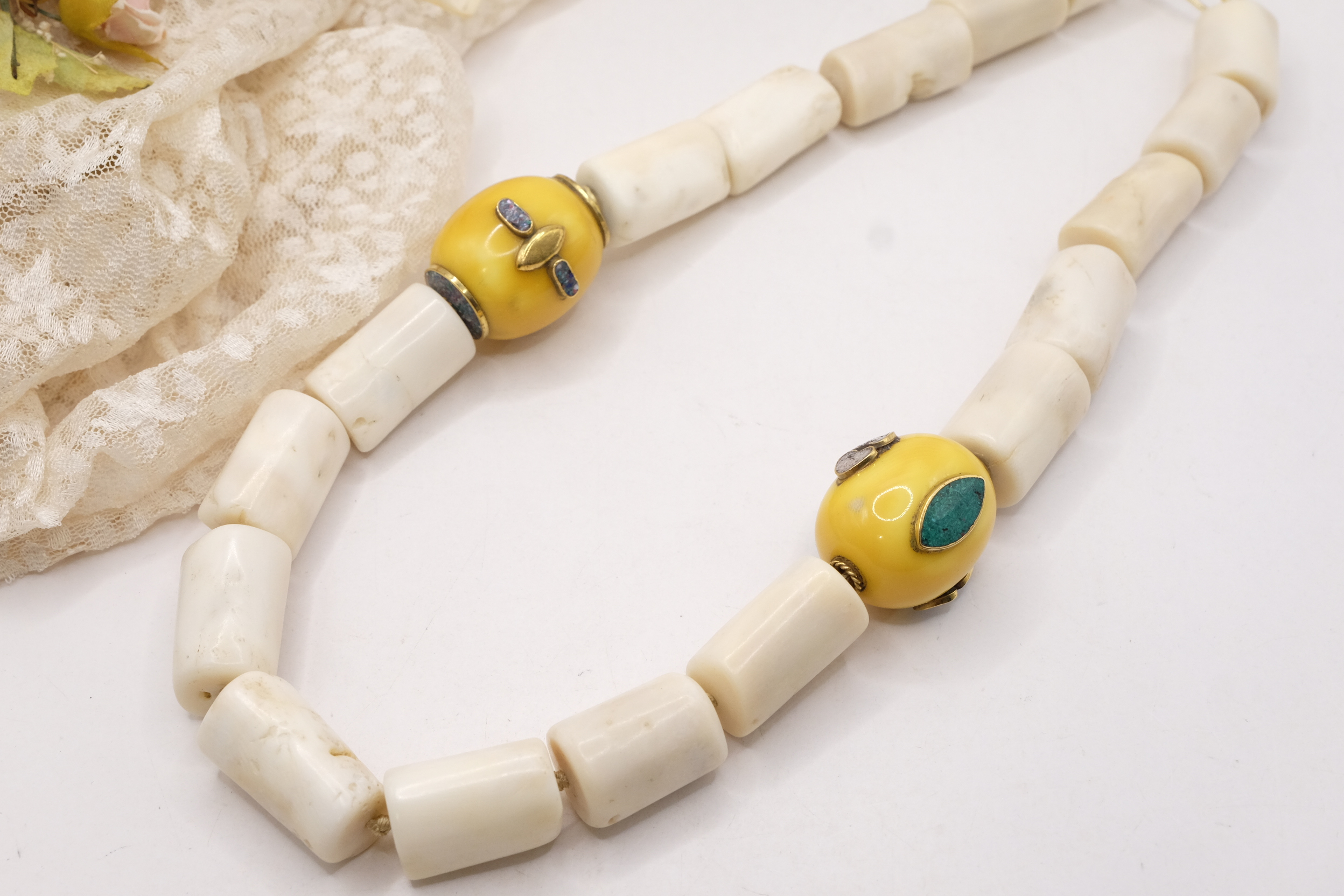 COLLANA ARTIGIANALE CORALLO BAMBOO BIANCO ELEMENTI NEPALESI (11)