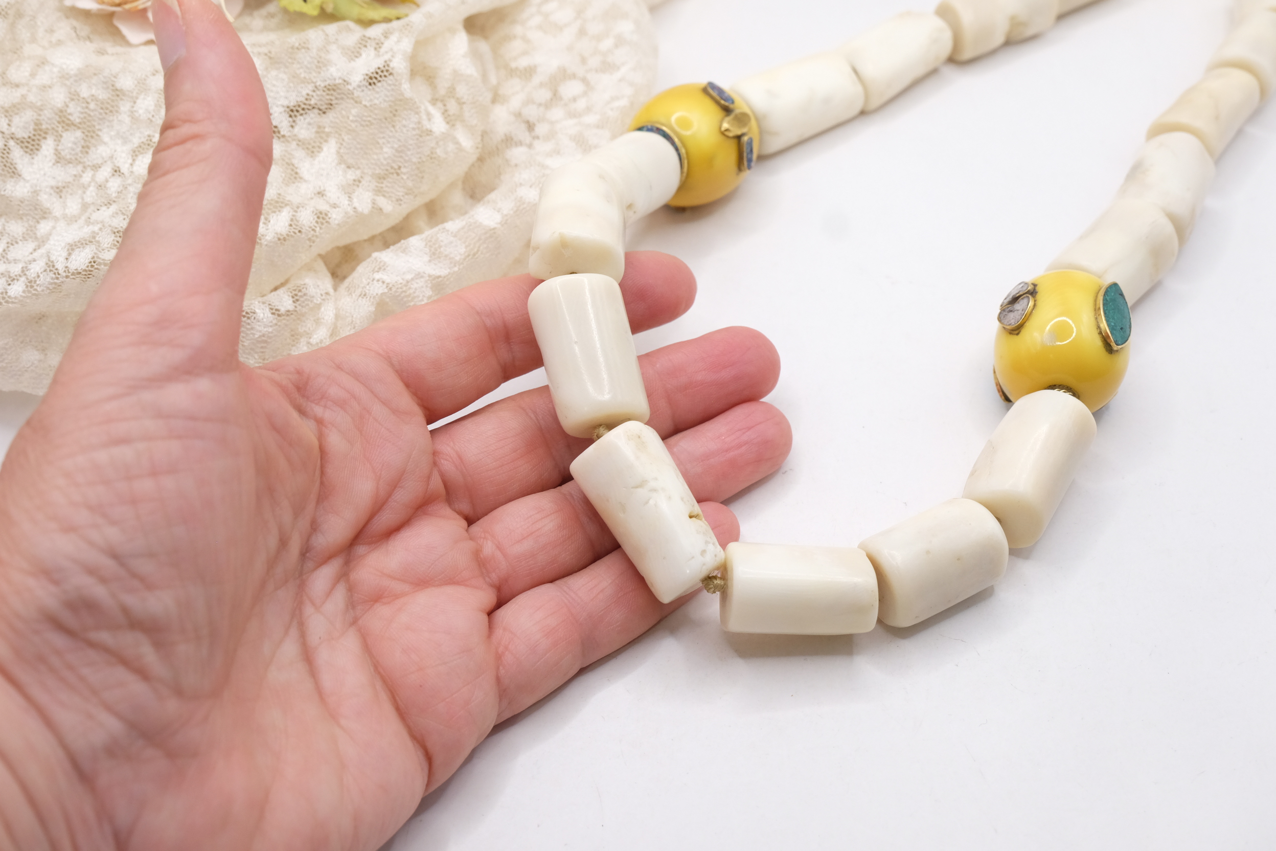COLLANA ARTIGIANALE CORALLO BAMBOO BIANCO ELEMENTI NEPALESI (12)