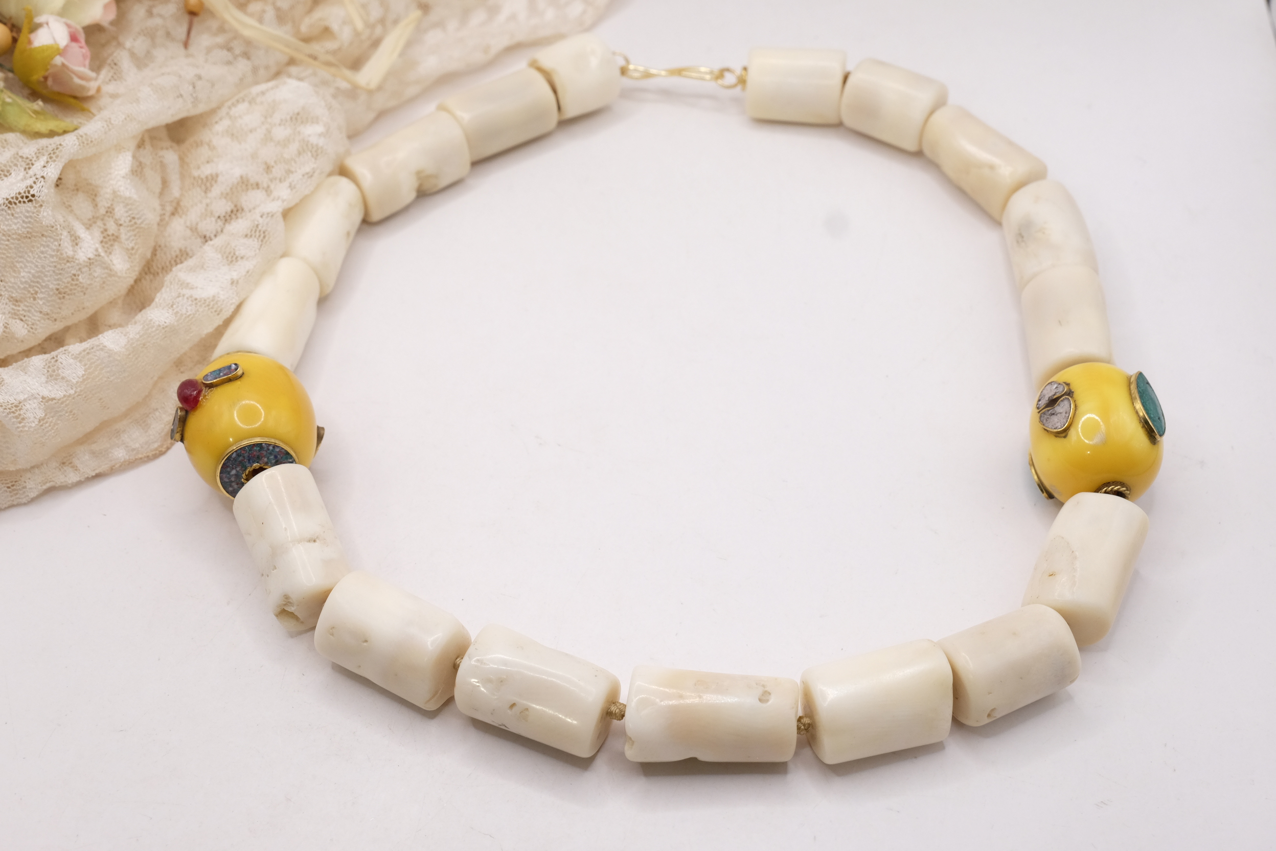 COLLANA ARTIGIANALE CORALLO BAMBOO BIANCO ELEMENTI NEPALESI (13)