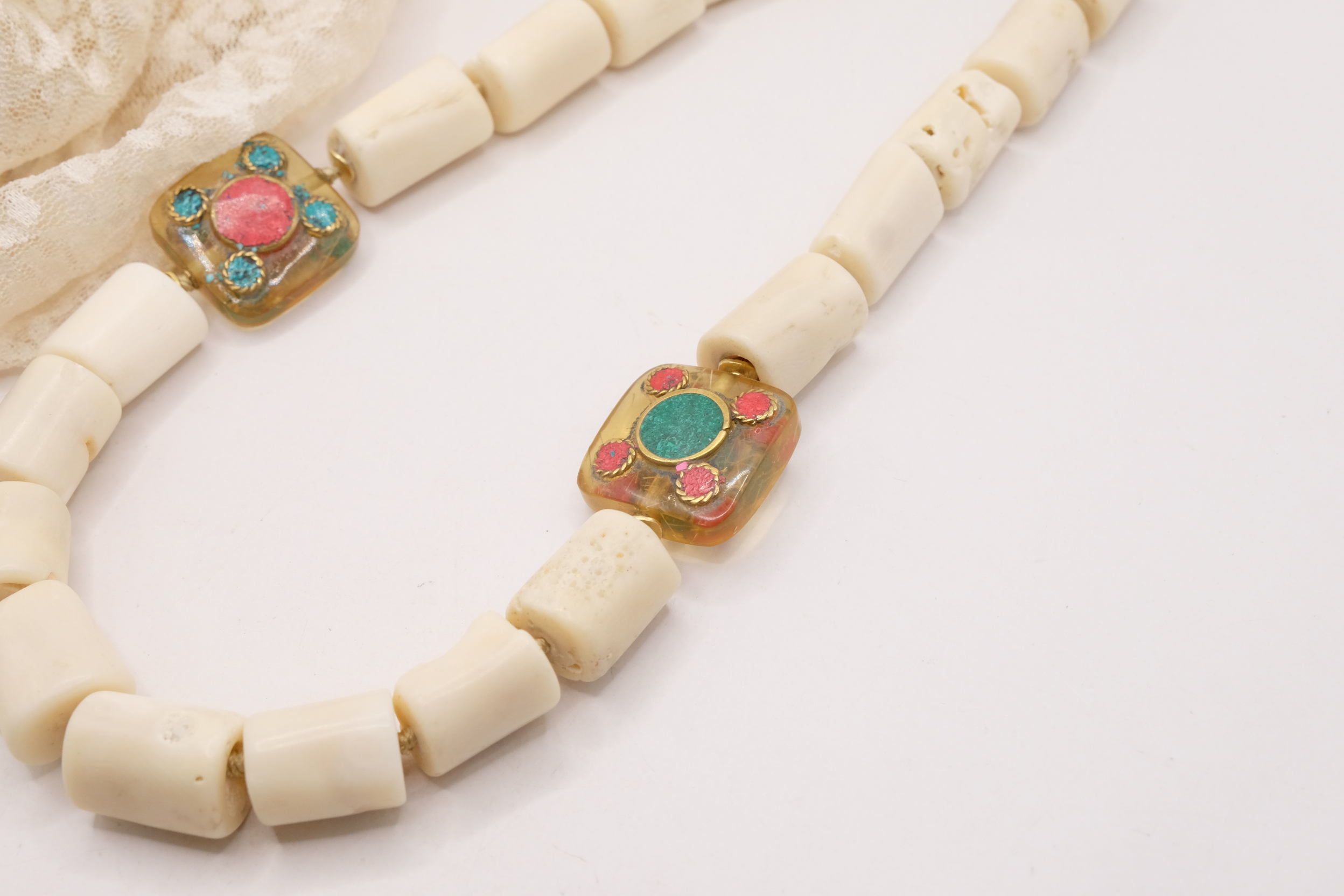COLLANA ARTIGIANALE CORALLO BAMBOO BIANCO ELEMENTI NEPALESI (15)