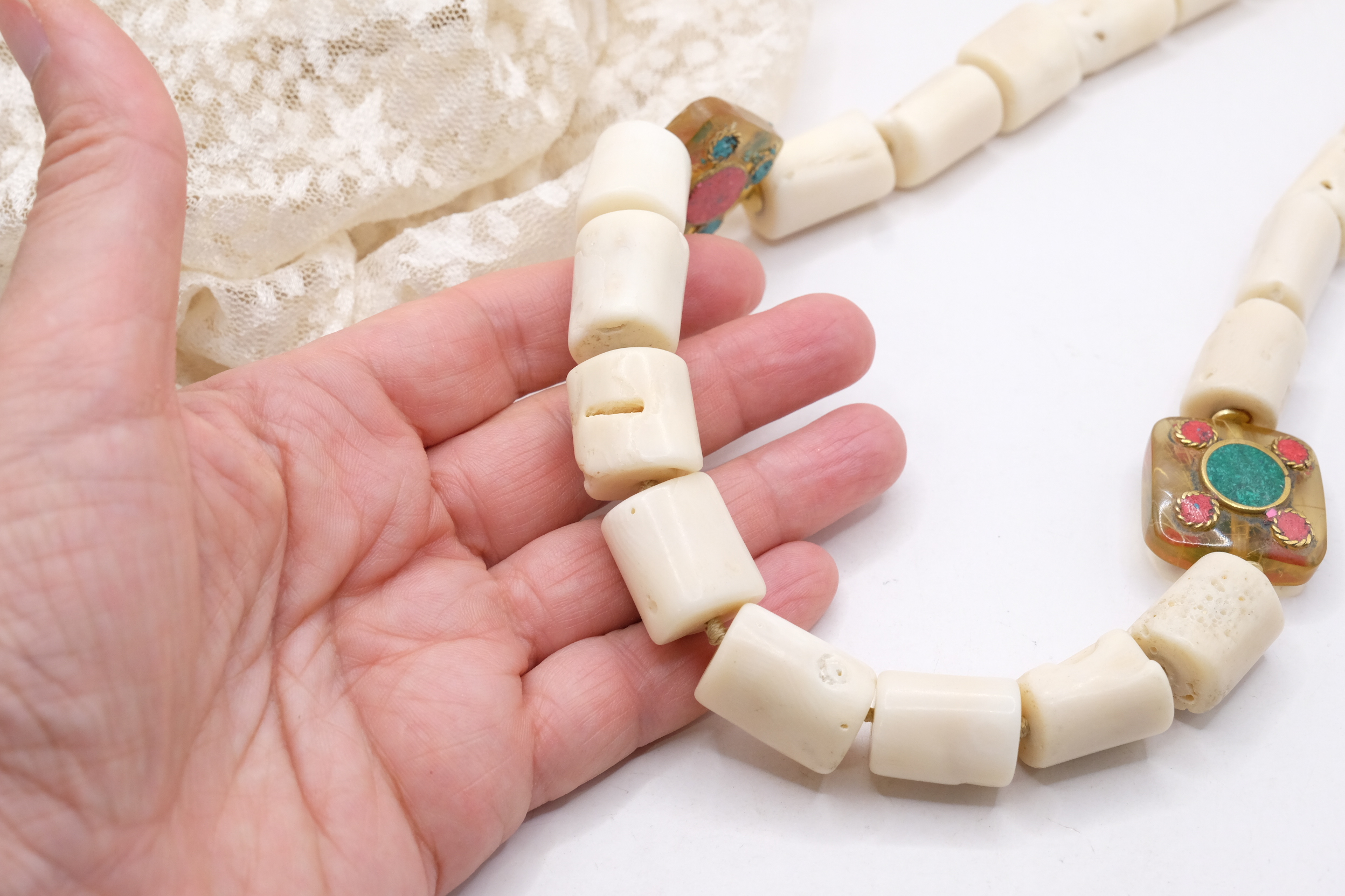 COLLANA ARTIGIANALE CORALLO BAMBOO BIANCO ELEMENTI NEPALESI (16)
