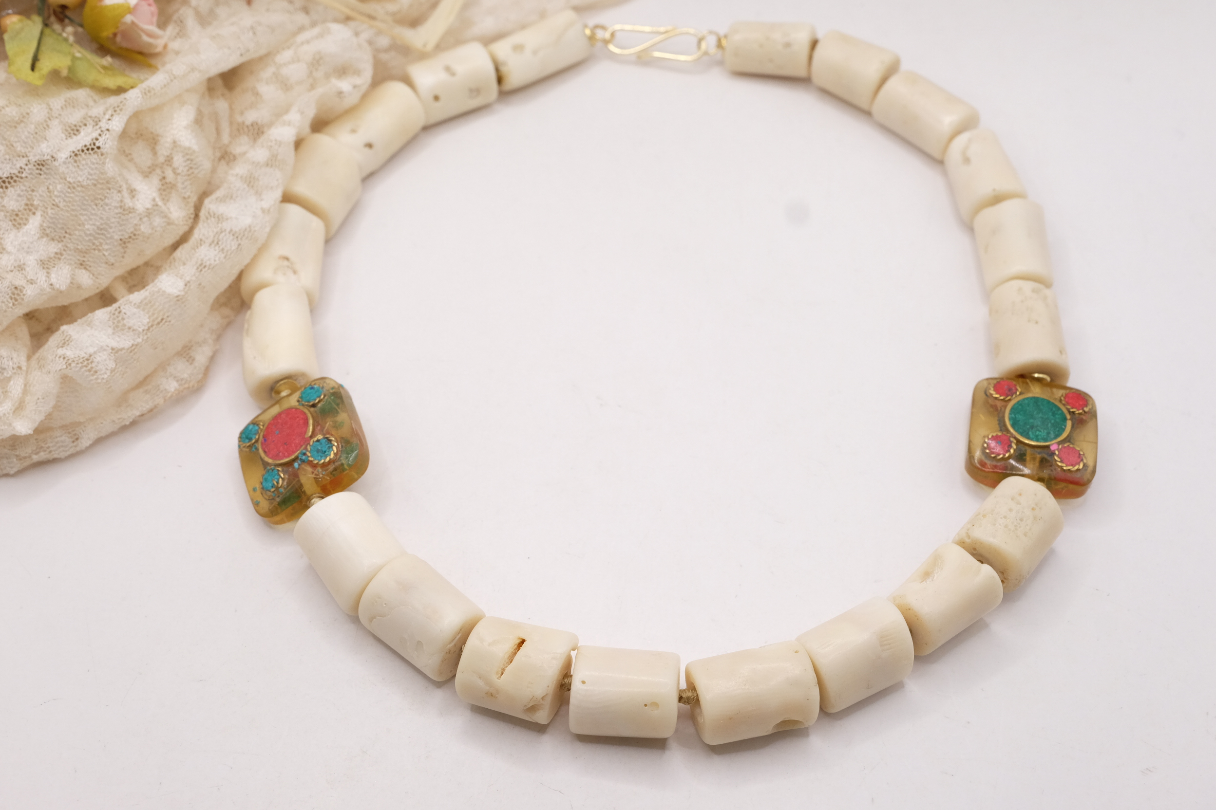 COLLANA ARTIGIANALE CORALLO BAMBOO BIANCO ELEMENTI NEPALESI (17)