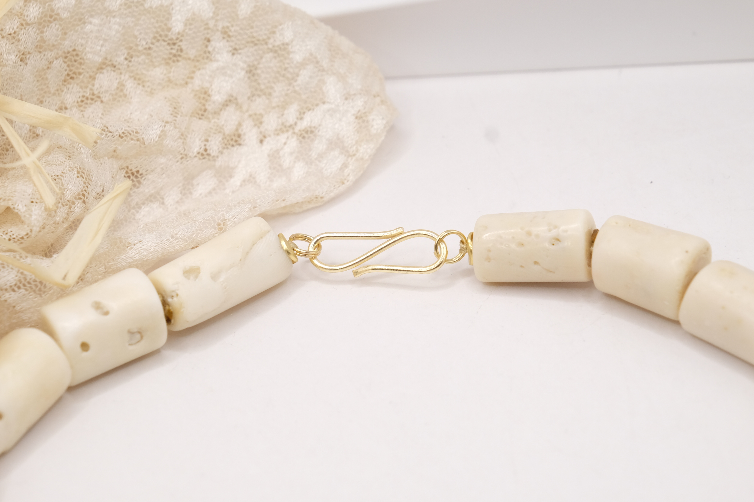 COLLANA ARTIGIANALE CORALLO BAMBOO BIANCO ELEMENTI NEPALESI (18)