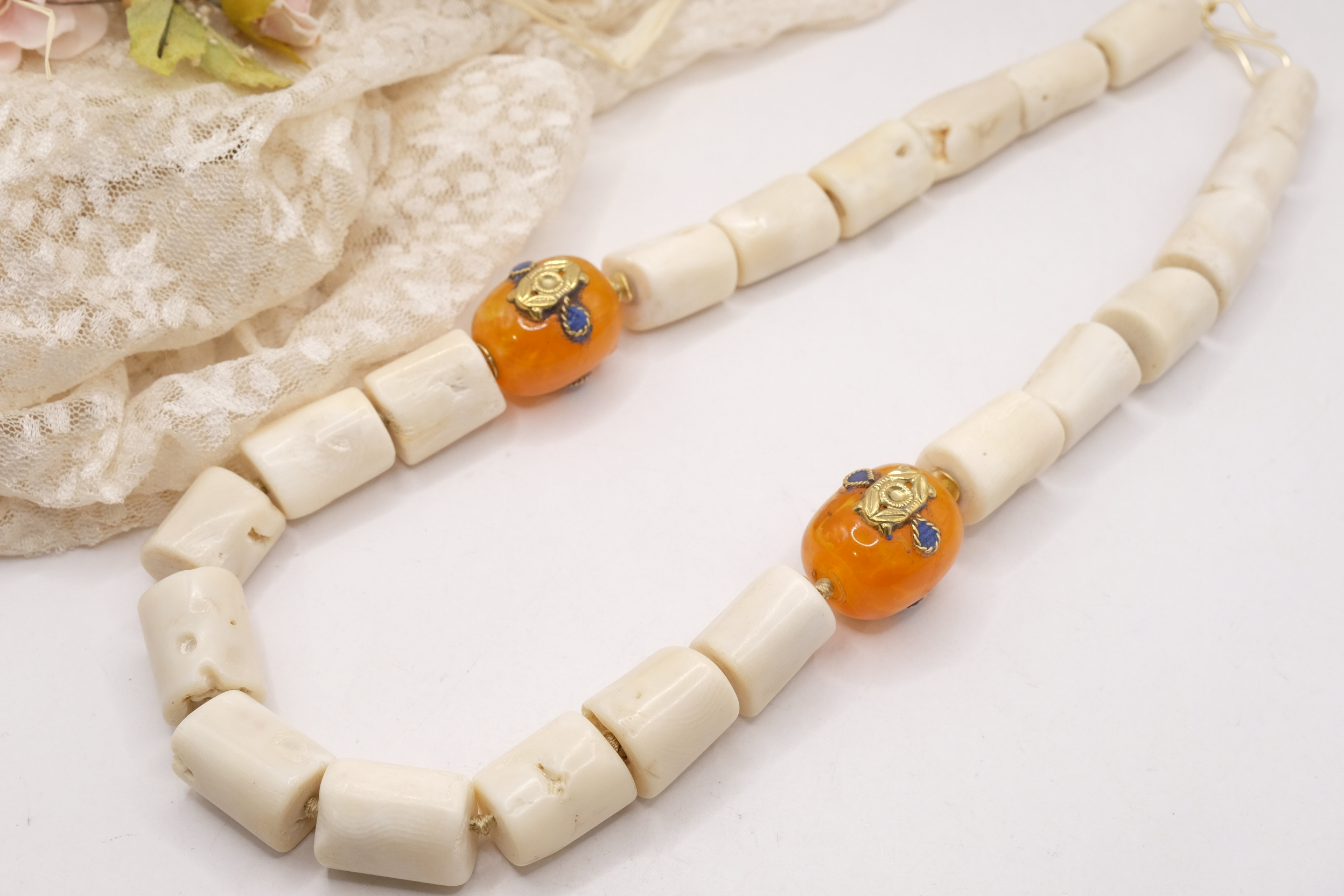 COLLANA ARTIGIANALE CORALLO BAMBOO BIANCO ELEMENTI NEPALESI (19)