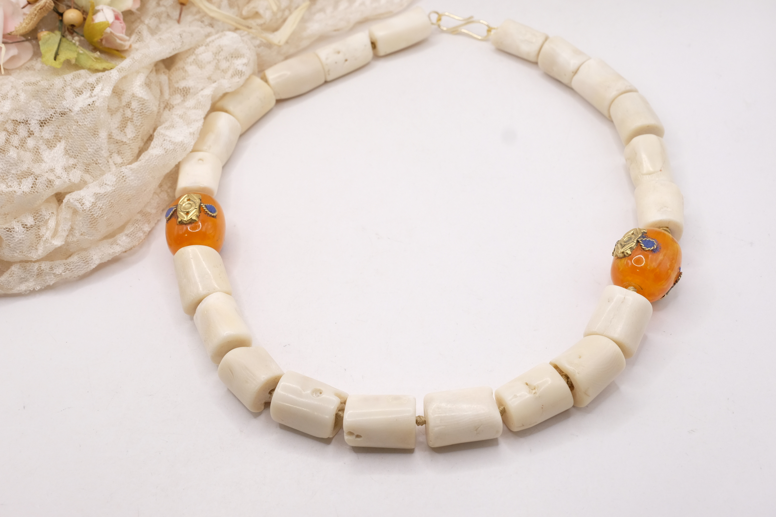 COLLANA ARTIGIANALE CORALLO BAMBOO BIANCO ELEMENTI NEPALESI (6)