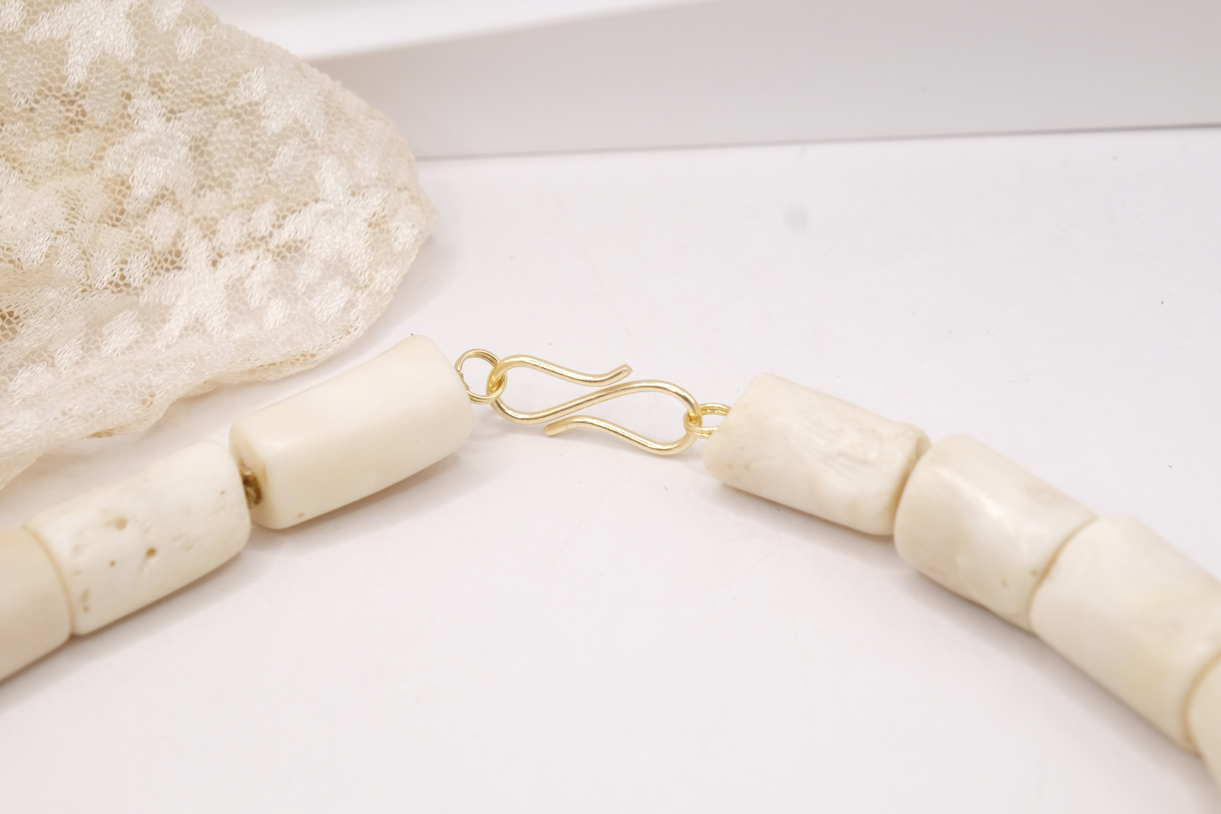 COLLANA ARTIGIANALE CORALLO BAMBOO BIANCO ELEMENTI NEPALESI (7)