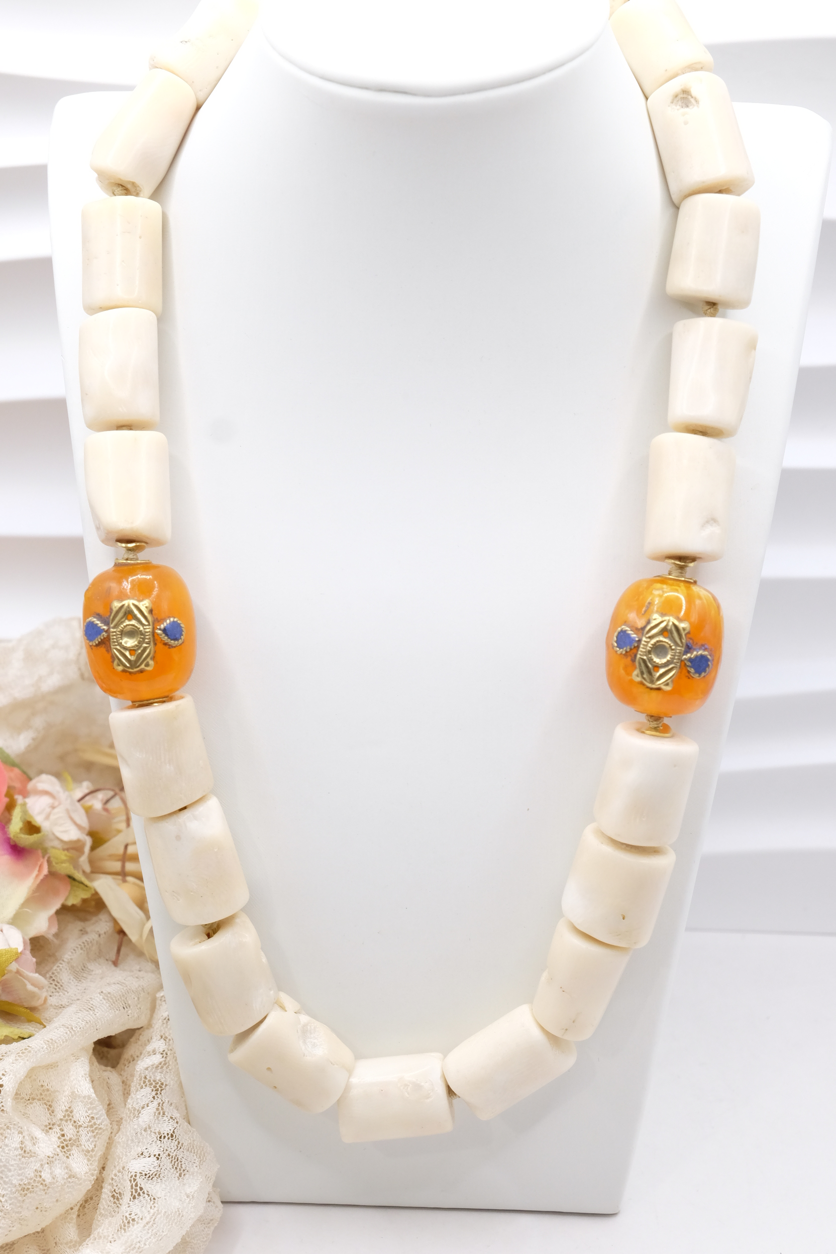 COLLANA ARTIGIANALE CORALLO BAMBOO BIANCO ELEMENTI NEPALESI (8)