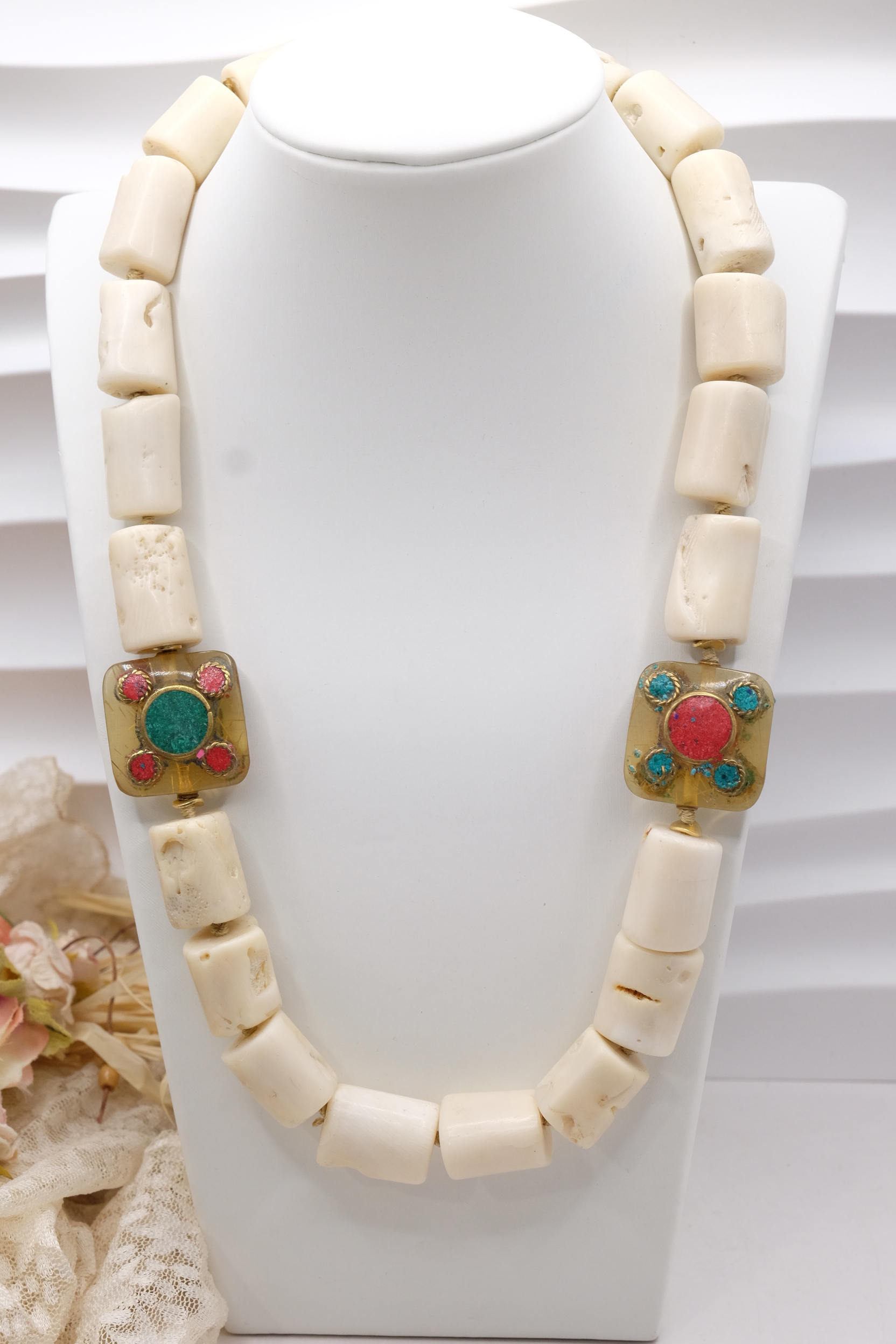 COLLANA ARTIGIANALE CORALLO BAMBOO BIANCO ELEMENTI NEPALESI (9)