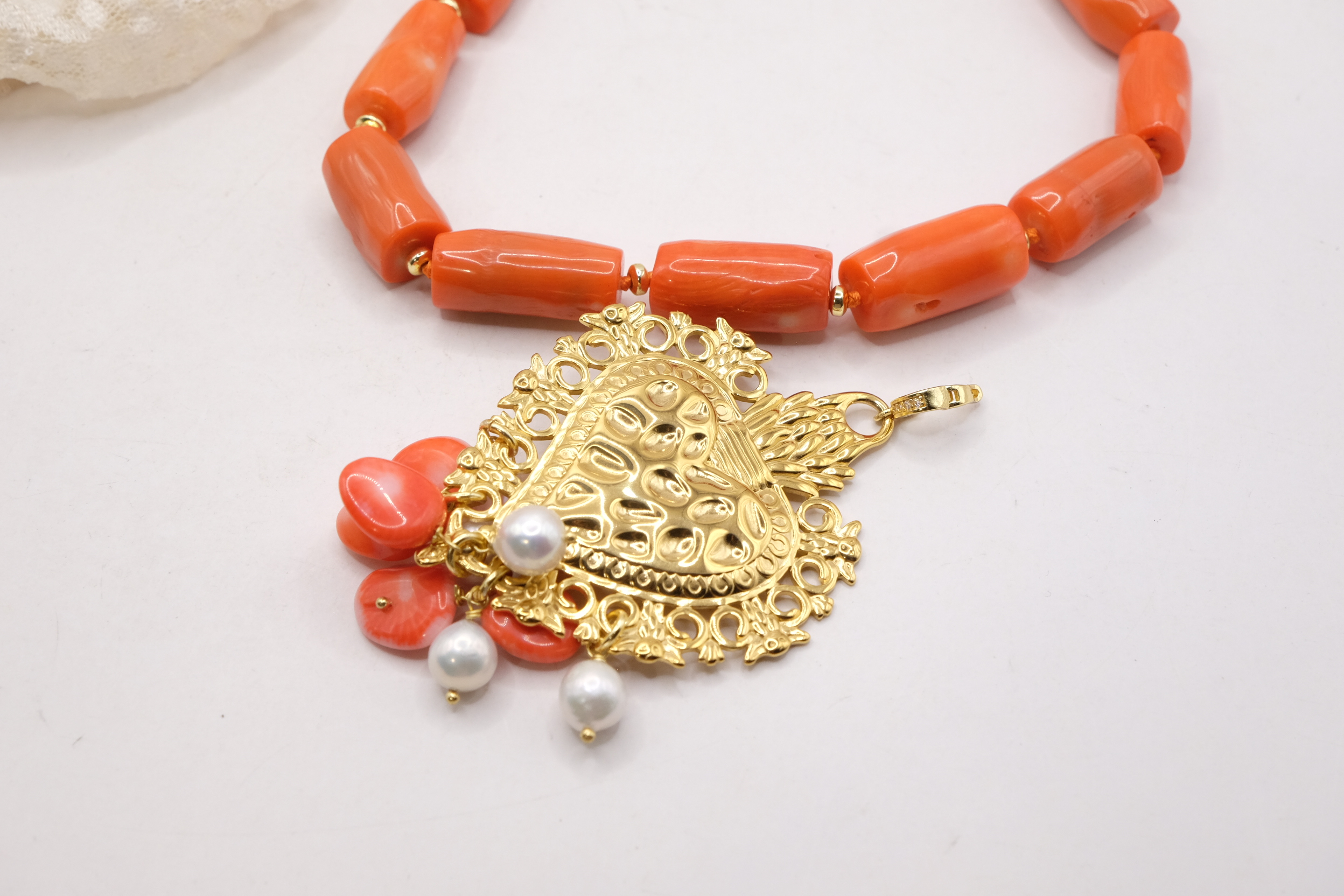 COLLANA ARTIGIANALE CORALLO BAMBOO PERLE SACRO CUORE OTTONE MARTELLATO (1)