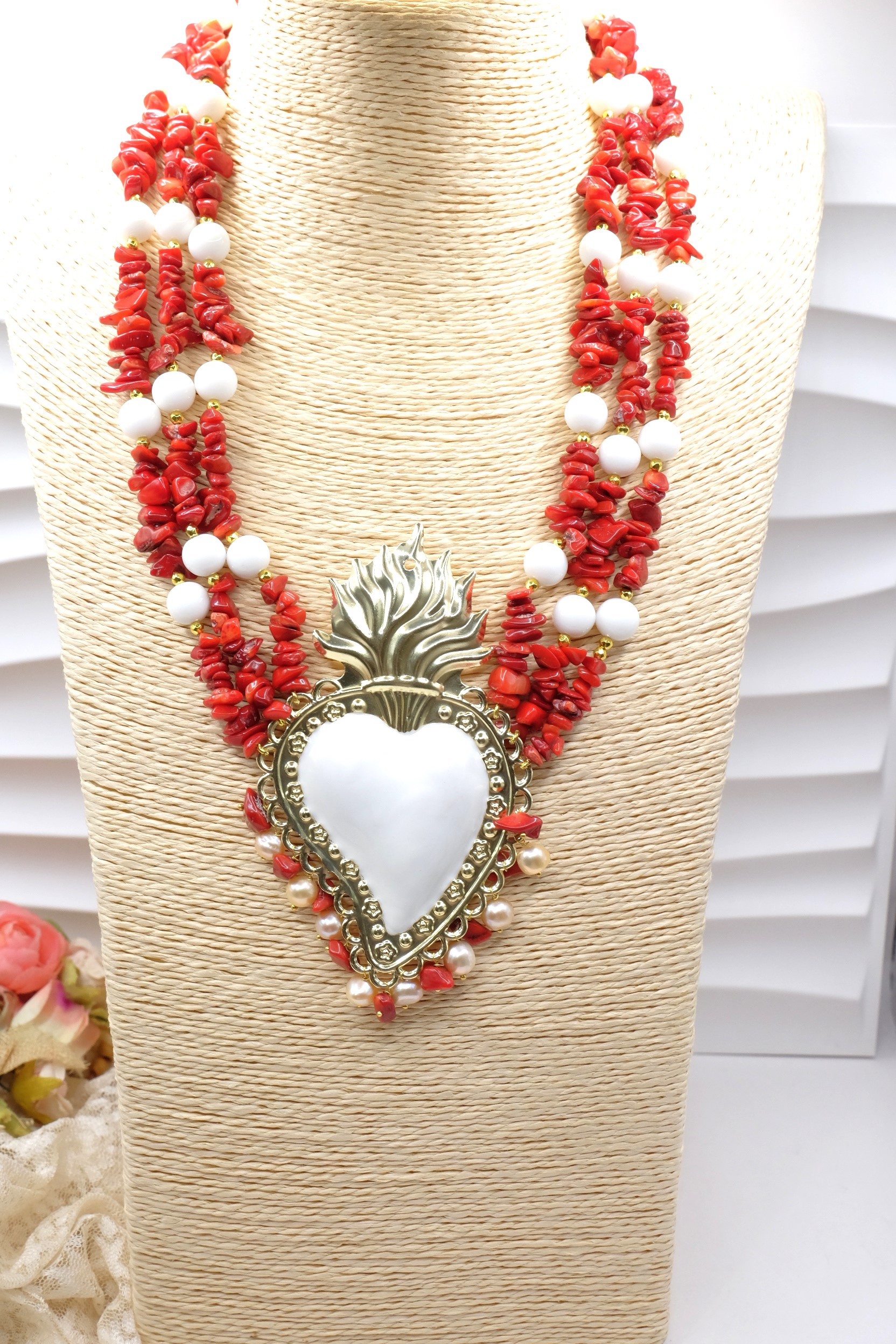 COLLANA ARTIGIANALE MULTIFILO CUORE SACRO CORALLO AGATA BIANCA (1)