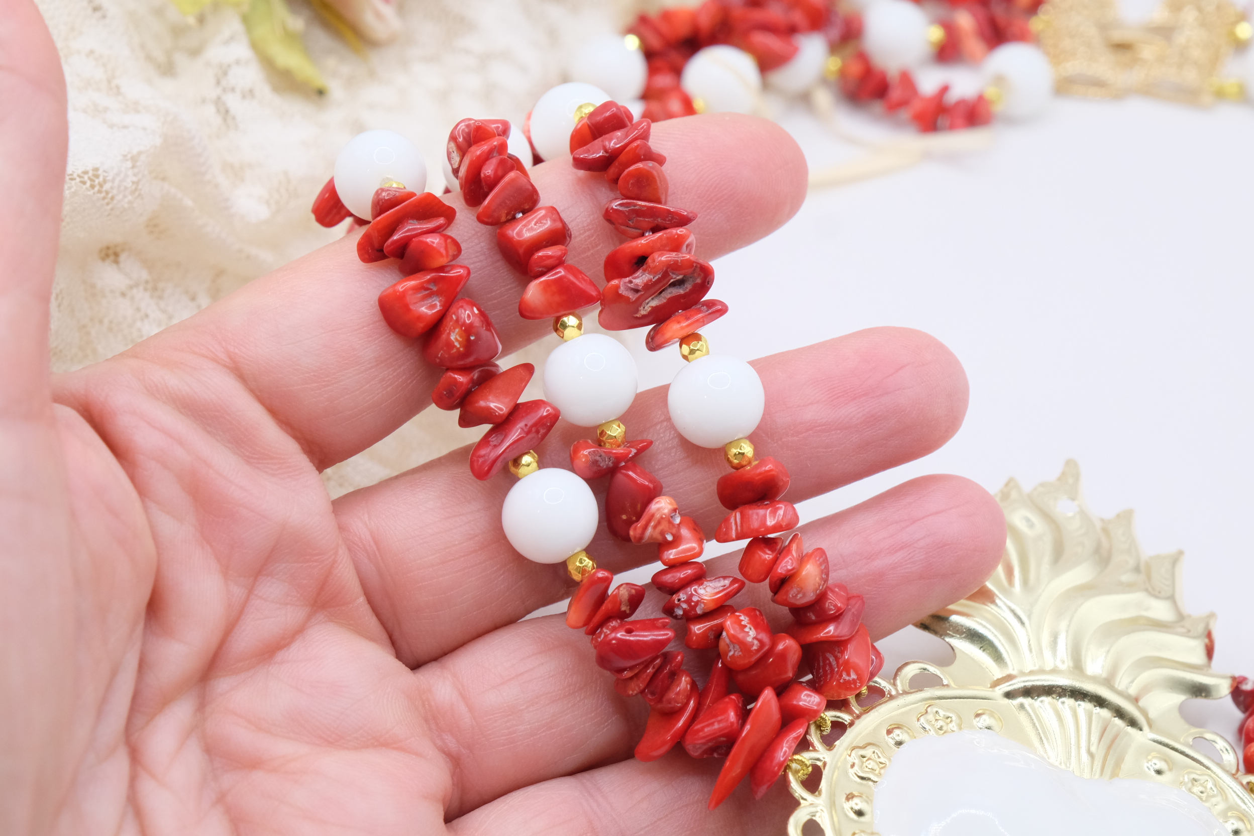 COLLANA ARTIGIANALE MULTIFILO CUORE SACRO CORALLO AGATA BIANCA (4)