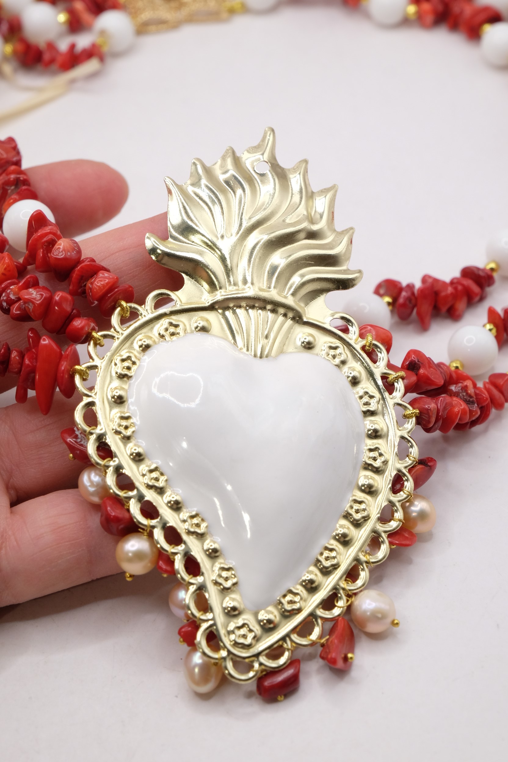 COLLANA ARTIGIANALE MULTIFILO CUORE SACRO CORALLO AGATA BIANCA (5)