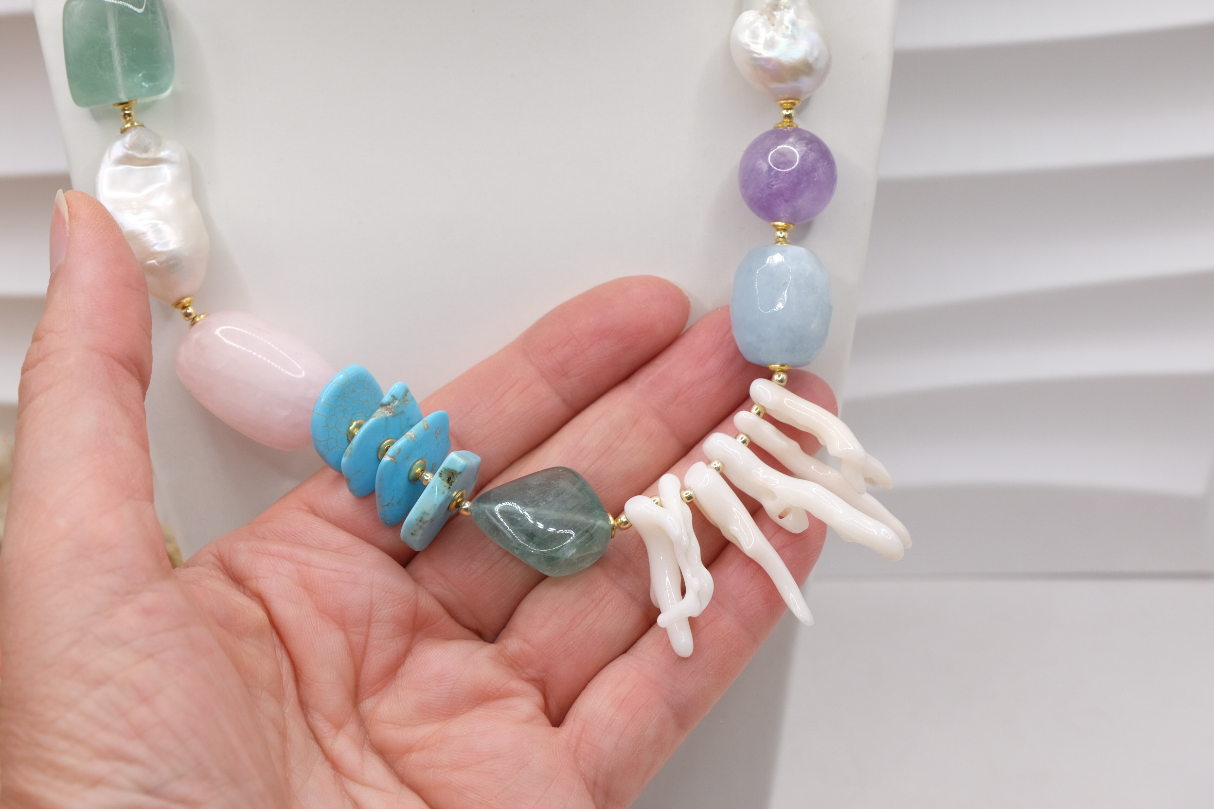 COLLANA ARTIGIANALE PERLE CORALLO BIANCO AMETISTA TURCHESE ACQUAMARINA AMETISTA (4)