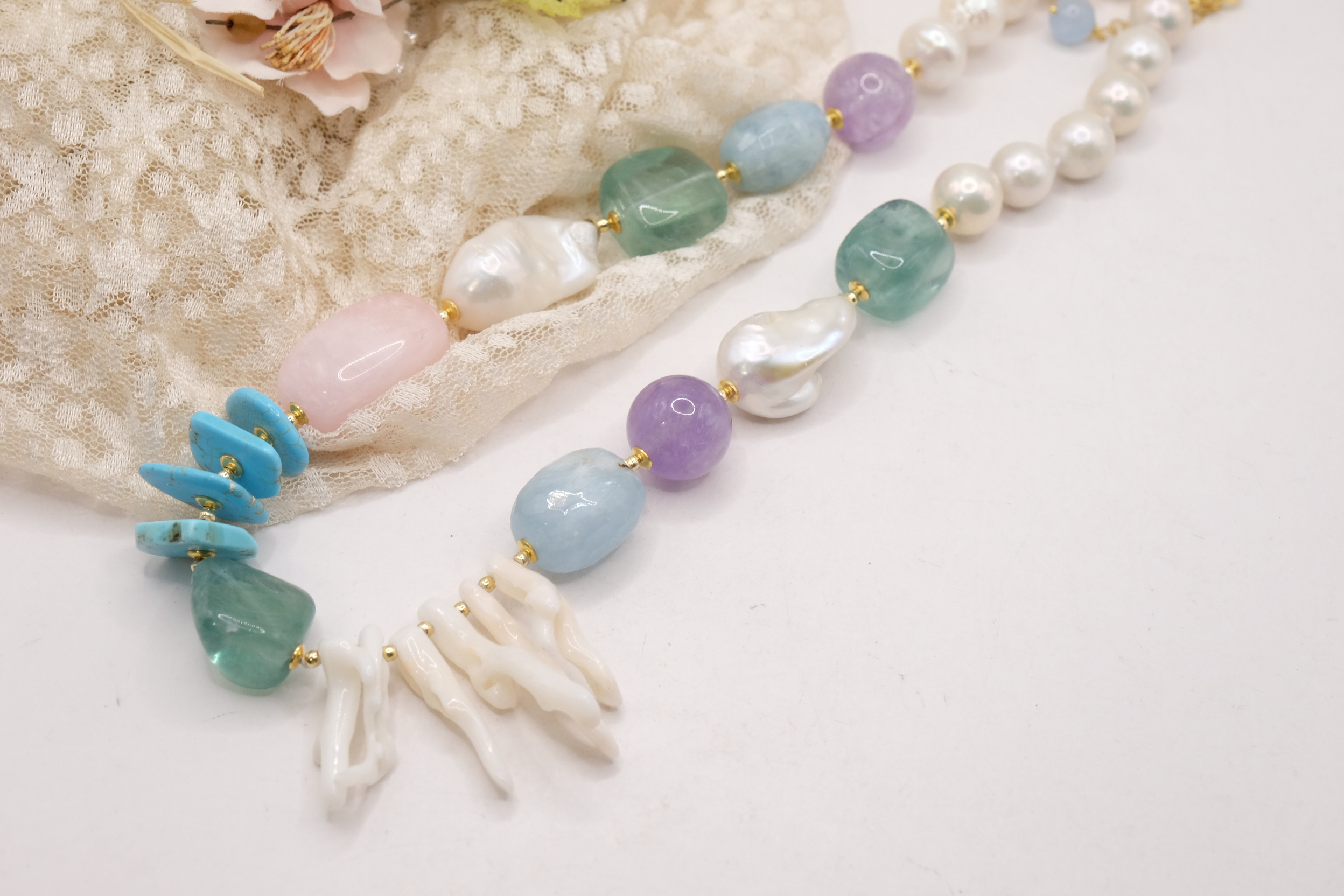 COLLANA ARTIGIANALE PERLE CORALLO BIANCO AMETISTA TURCHESE ACQUAMARINA AMETISTA (5)