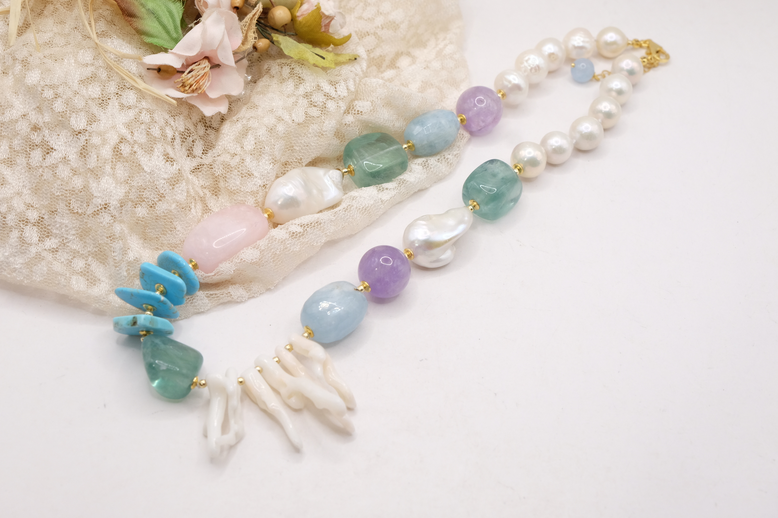 COLLANA ARTIGIANALE PERLE CORALLO BIANCO AMETISTA TURCHESE ACQUAMARINA AMETISTA (6)