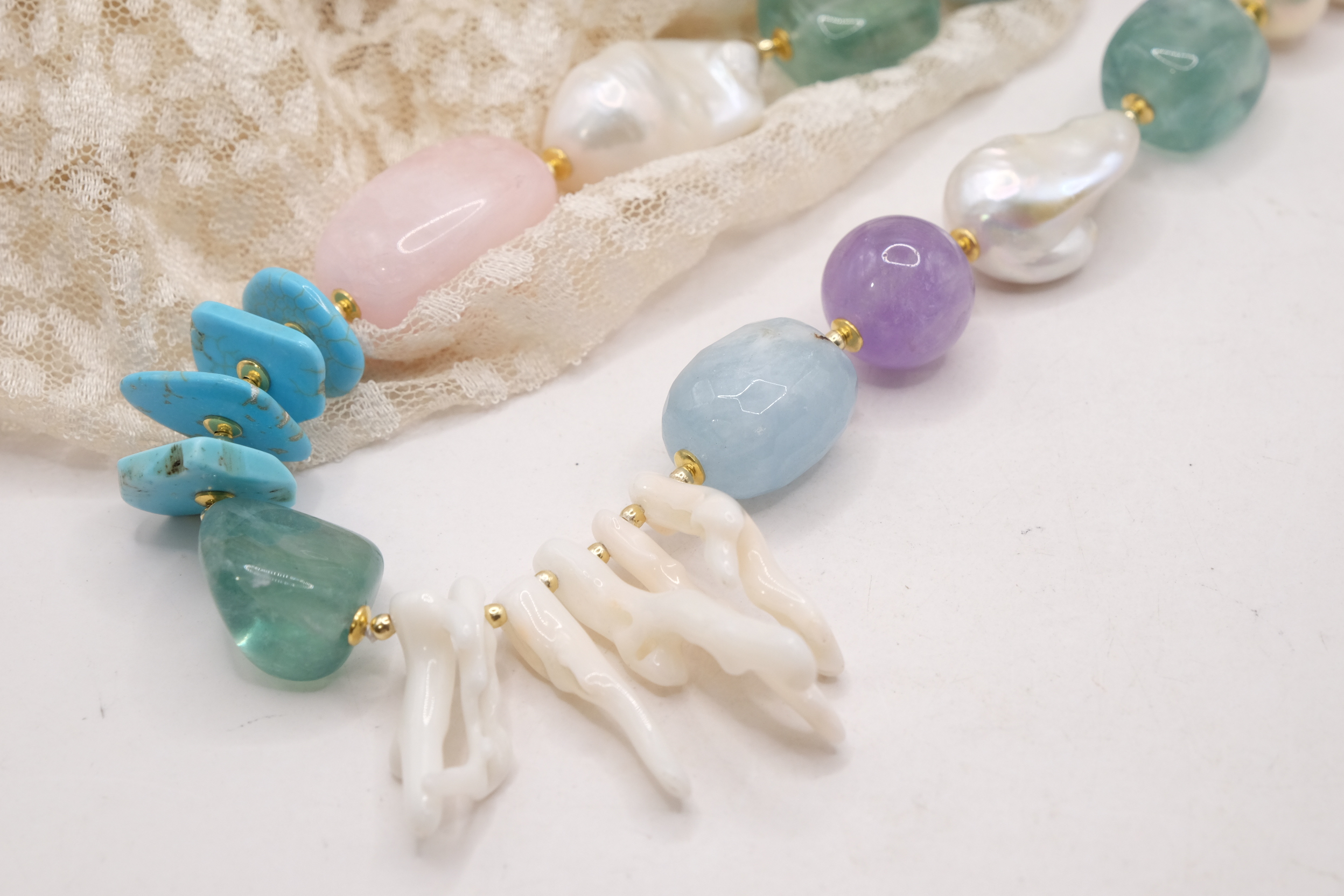 COLLANA ARTIGIANALE PERLE CORALLO BIANCO AMETISTA TURCHESE ACQUAMARINA AMETISTA (7)