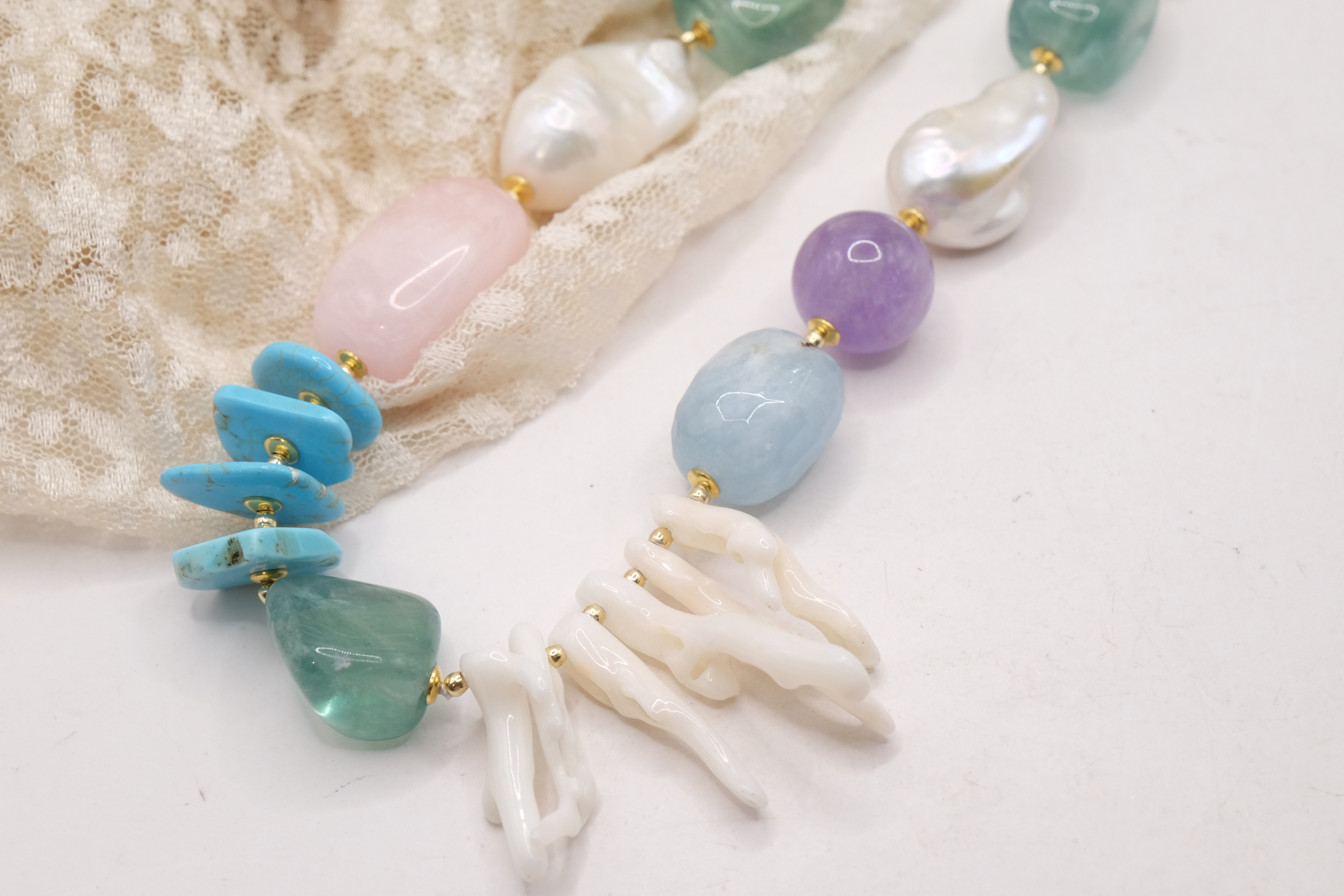 COLLANA ARTIGIANALE PERLE CORALLO BIANCO AMETISTA TURCHESE ACQUAMARINA AMETISTA (8)