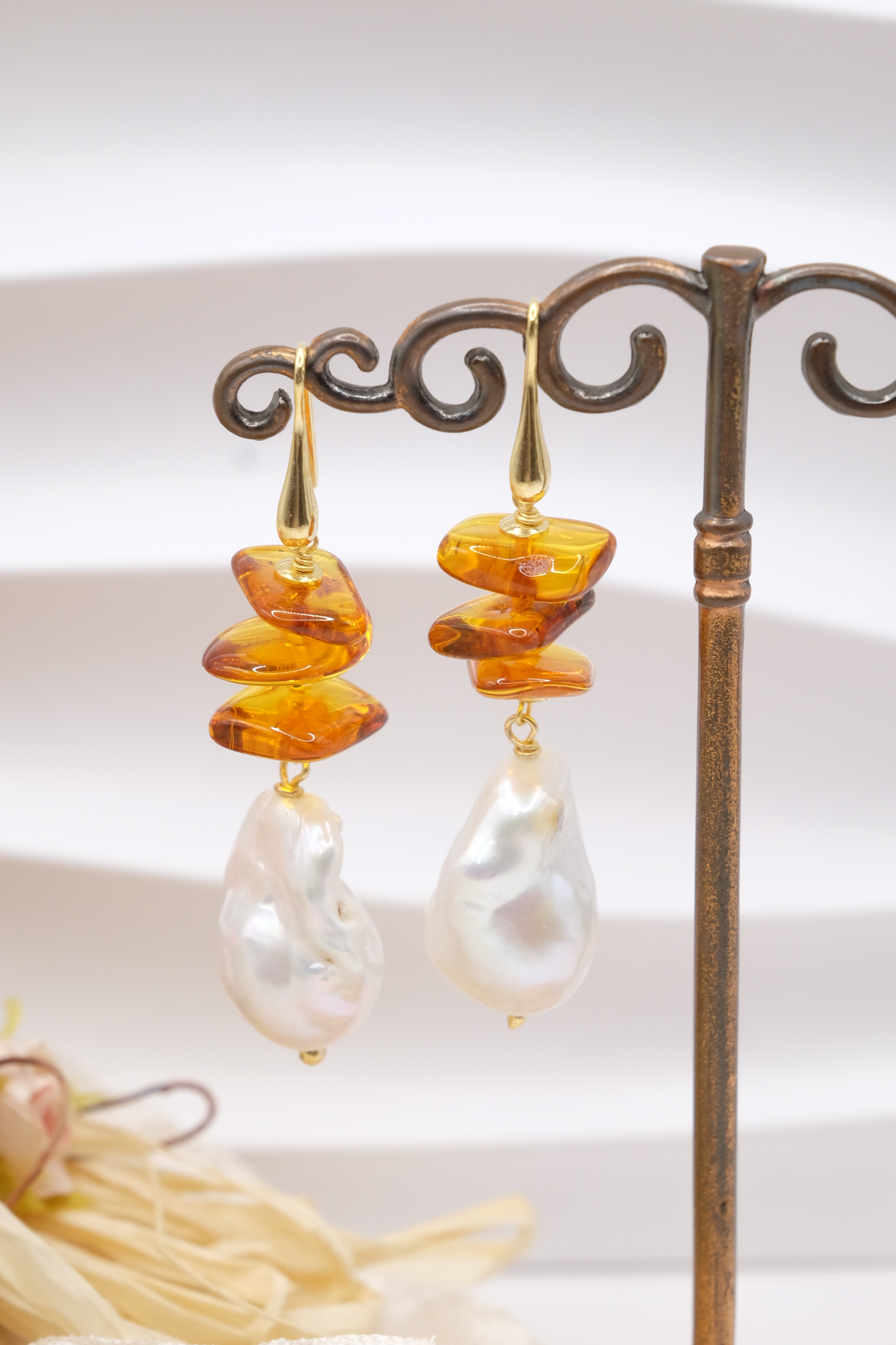 ORECCHINI ARTIGIANALI AMBRA DEL BALTICO PERLE BAROCCHE ARGENTO 925 PLACCATO ORO (3)