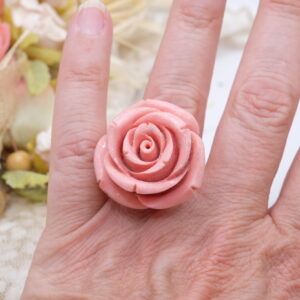 Anello Maxi regolabile con rosa antica in resina rosa