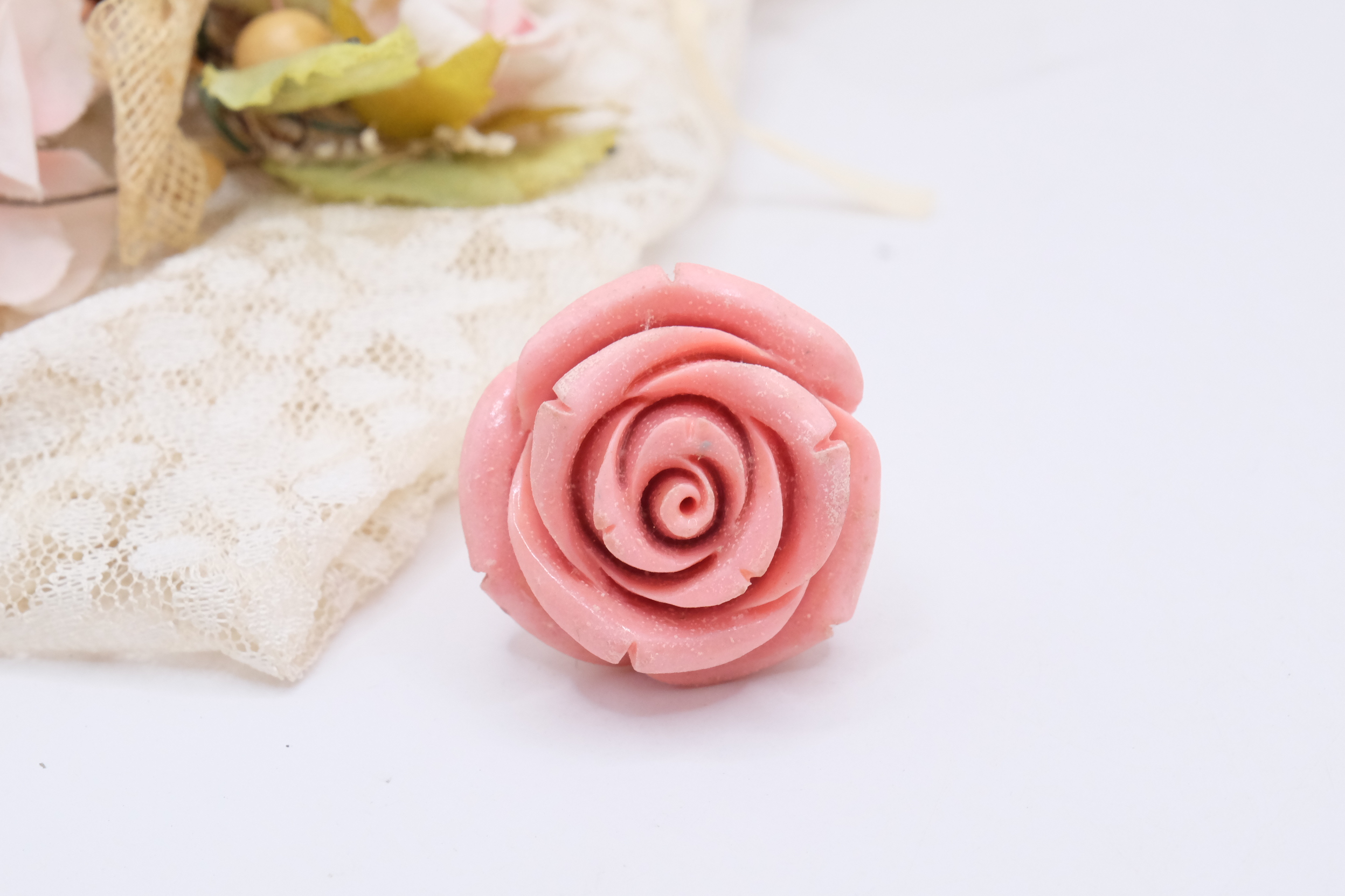 ANELLO ARTIGIANALE ROSA IN RESINA OTTONE (2)