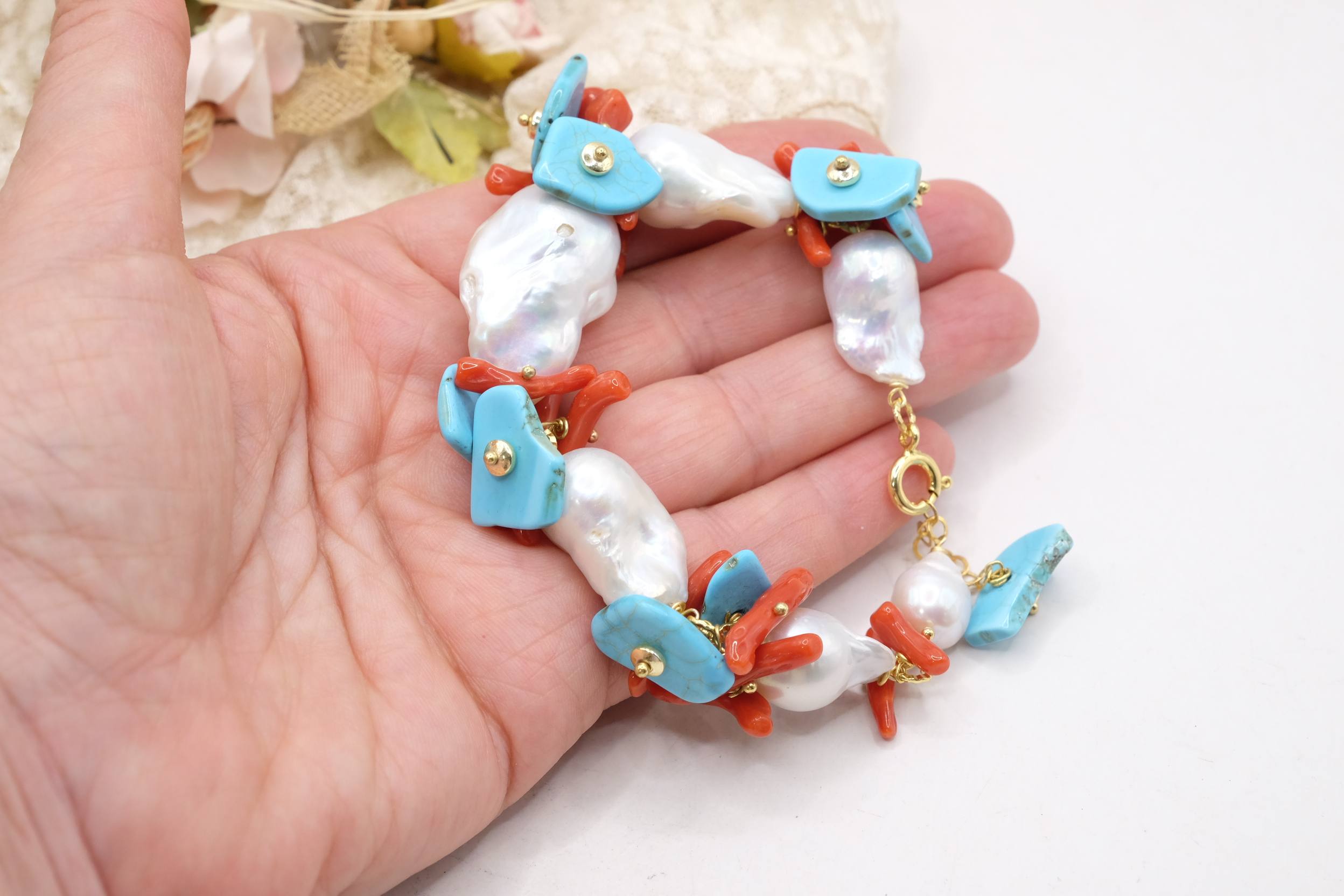BRACCIALE ARTIGIANALE TURCHESE NATURALE PERLE NATURALI CORALLO NATURALE ARGENTO 925 PLACCATO ORO (1)