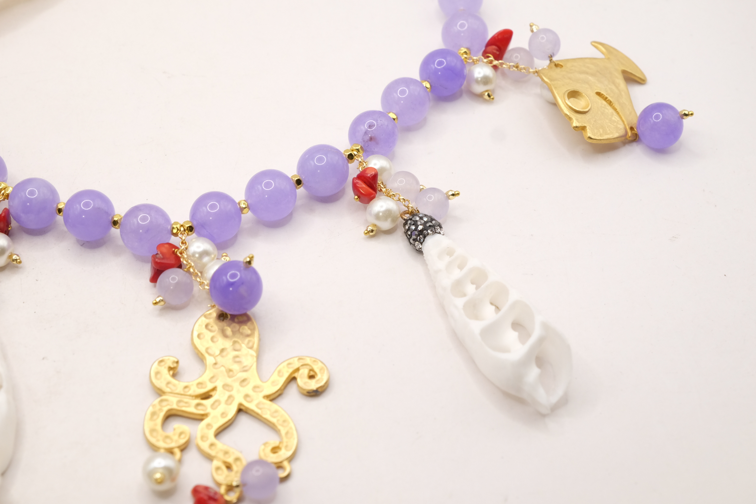 COLLANA ARTIGIANALE GIADA LAVANDA CONCHIGLIE PESCE CAVALLUCCIO POLPO CORALLO PERLE (2)