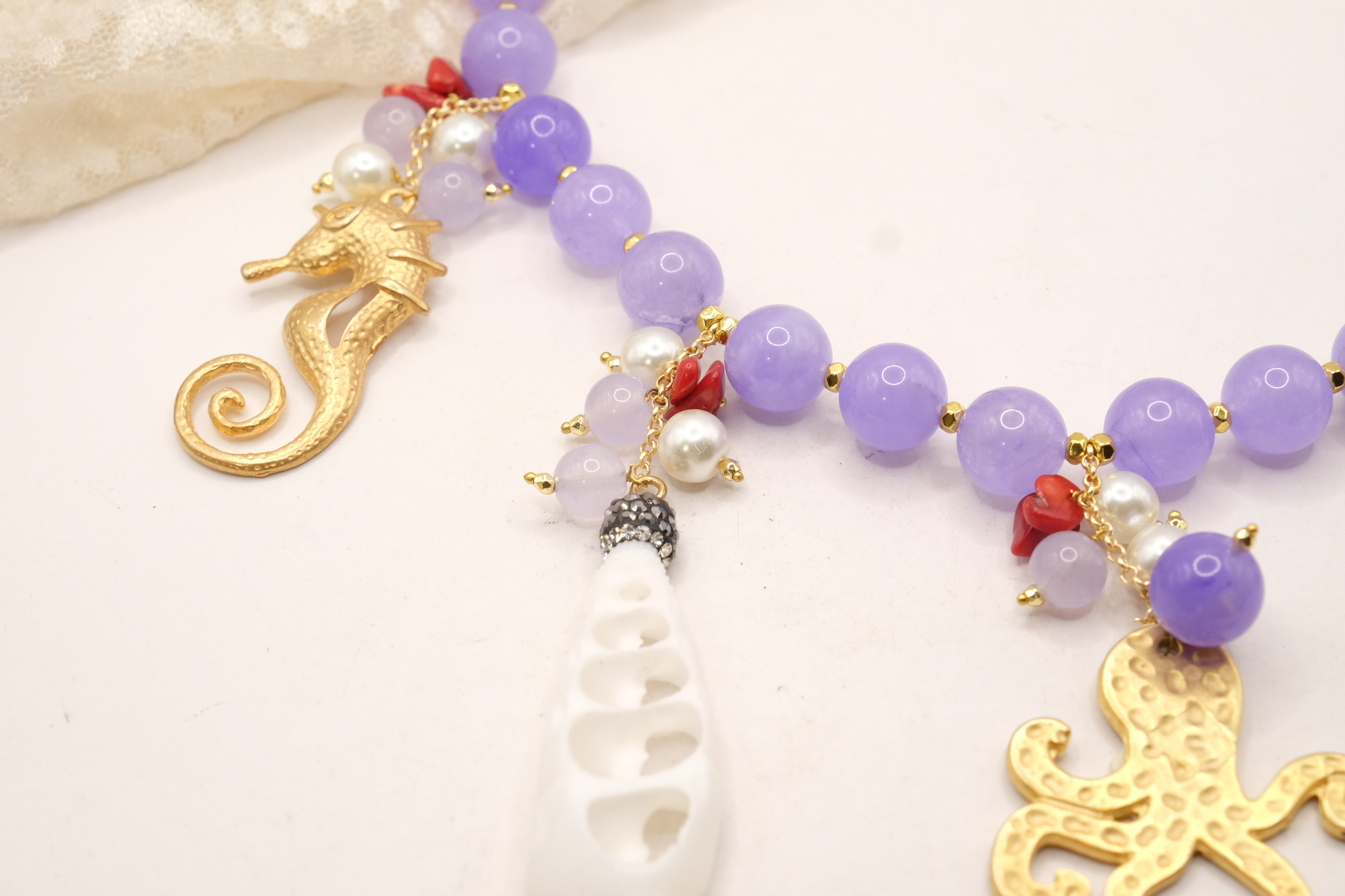 COLLANA ARTIGIANALE GIADA LAVANDA CONCHIGLIE PESCE CAVALLUCCIO POLPO CORALLO PERLE (3)