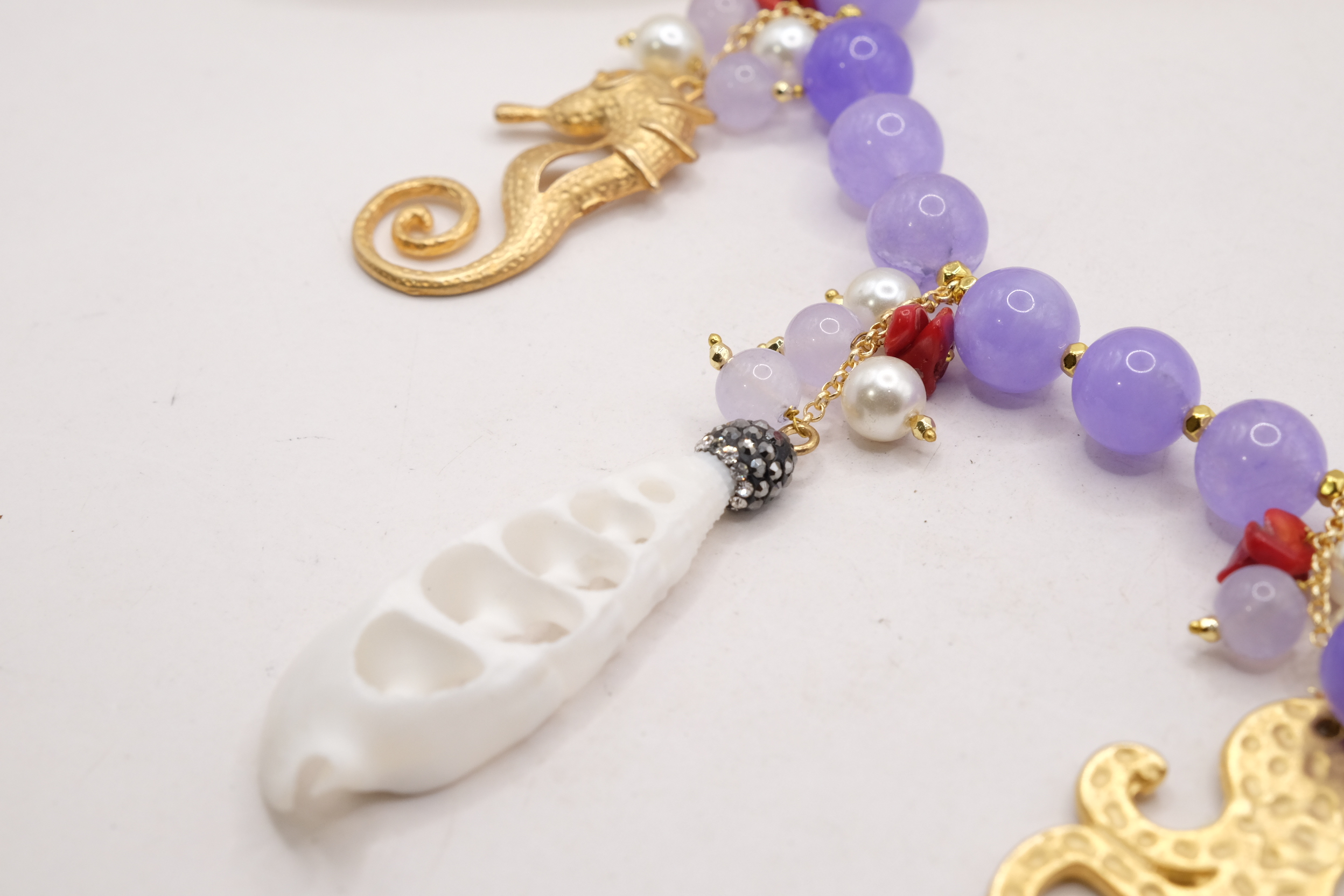 COLLANA ARTIGIANALE GIADA LAVANDA CONCHIGLIE PESCE CAVALLUCCIO POLPO CORALLO PERLE (7)