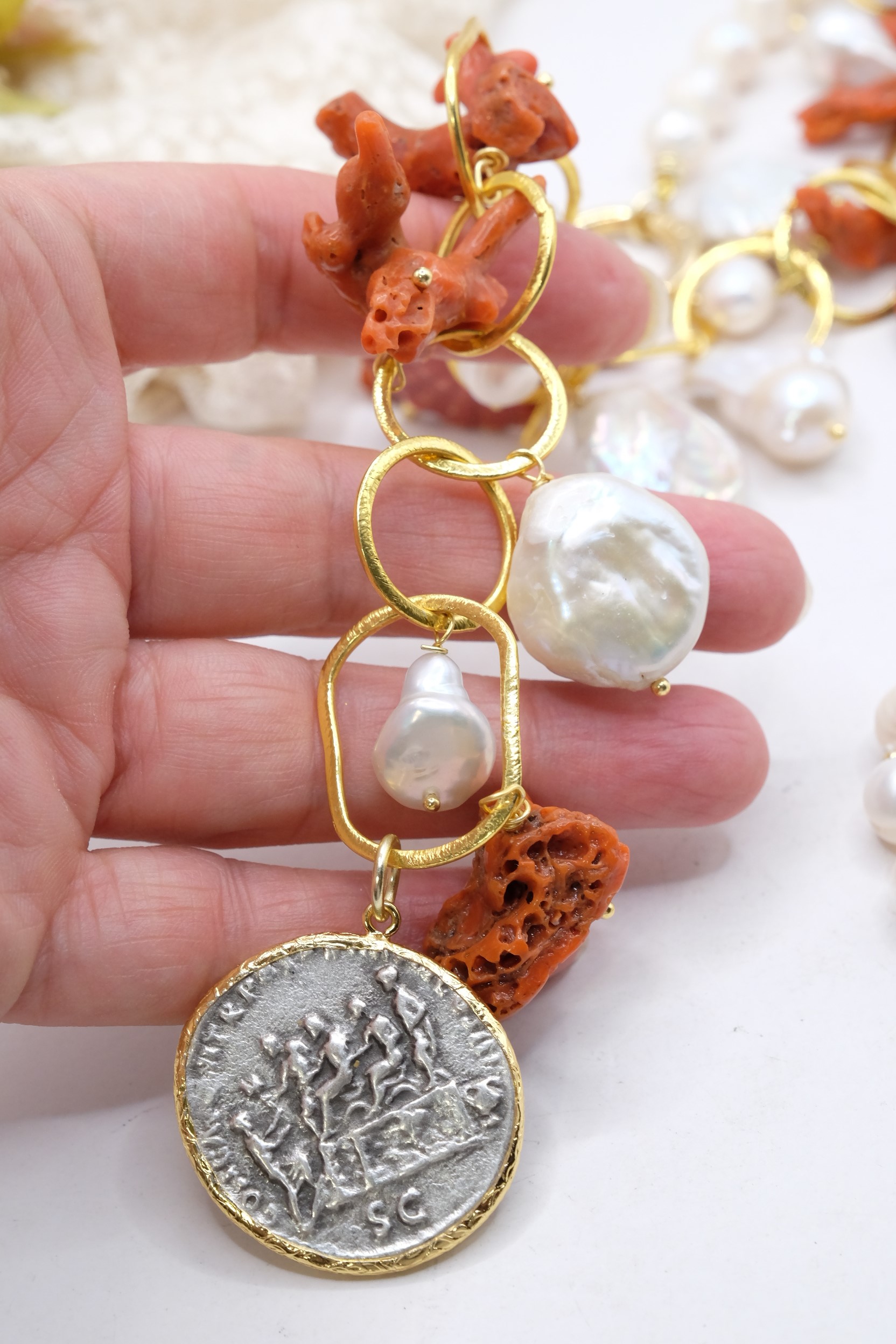 COLLANA ARTIGIANALE PERLE NATURALI CORALLO DEL MEDITERRANEO CERAMICA DI CALTAGIRONE OTTONE LAMINATO ORO 18 KT (1)
