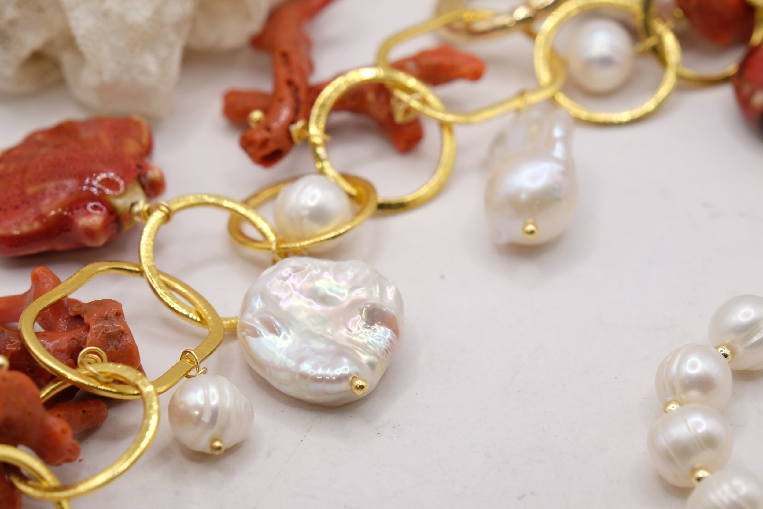 COLLANA ARTIGIANALE PERLE NATURALI CORALLO DEL MEDITERRANEO CERAMICA DI CALTAGIRONE OTTONE LAMINATO ORO 18 KT (11)