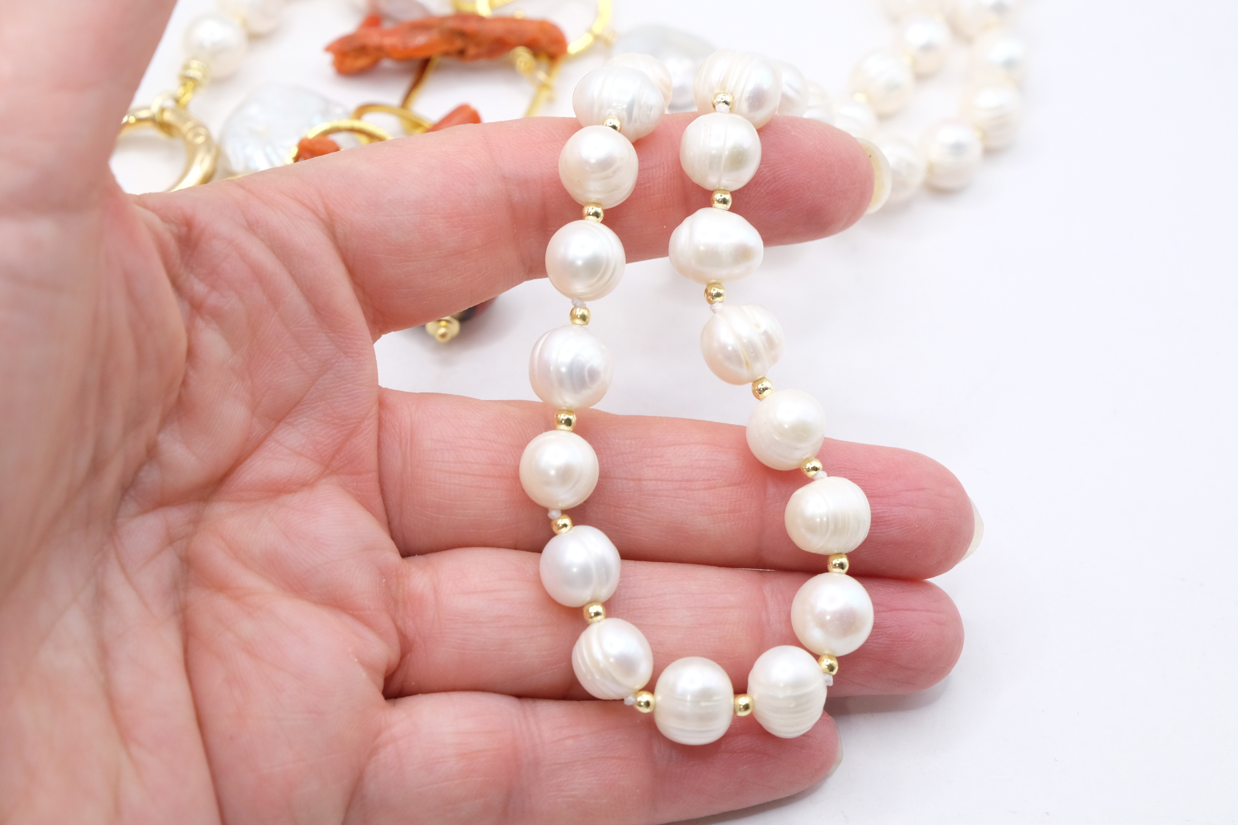 COLLANA ARTIGIANALE PERLE NATURALI CORALLO DEL MEDITERRANEO CERAMICA DI CALTAGIRONE OTTONE LAMINATO ORO 18 KT (12)