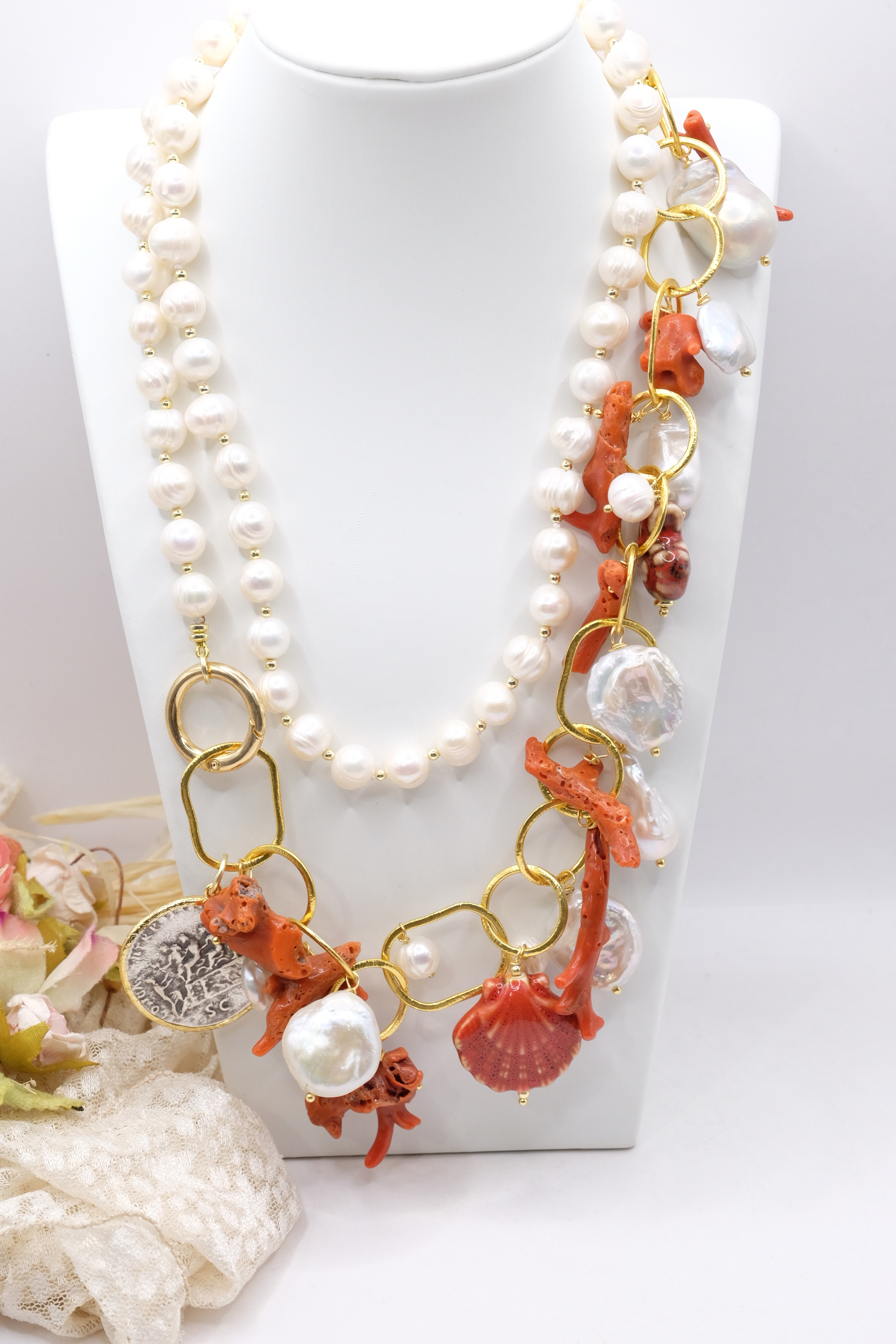 COLLANA ARTIGIANALE PERLE NATURALI CORALLO DEL MEDITERRANEO CERAMICA DI CALTAGIRONE OTTONE LAMINATO ORO 18 KT (2)