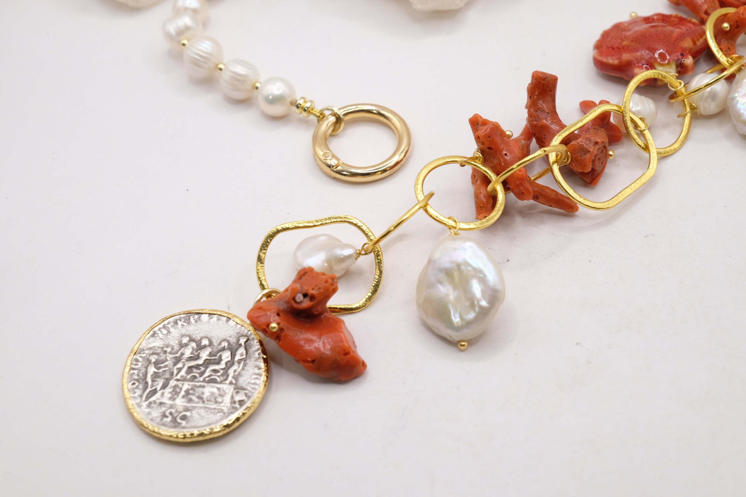 COLLANA ARTIGIANALE PERLE NATURALI CORALLO DEL MEDITERRANEO CERAMICA DI CALTAGIRONE OTTONE LAMINATO ORO 18 KT (5)
