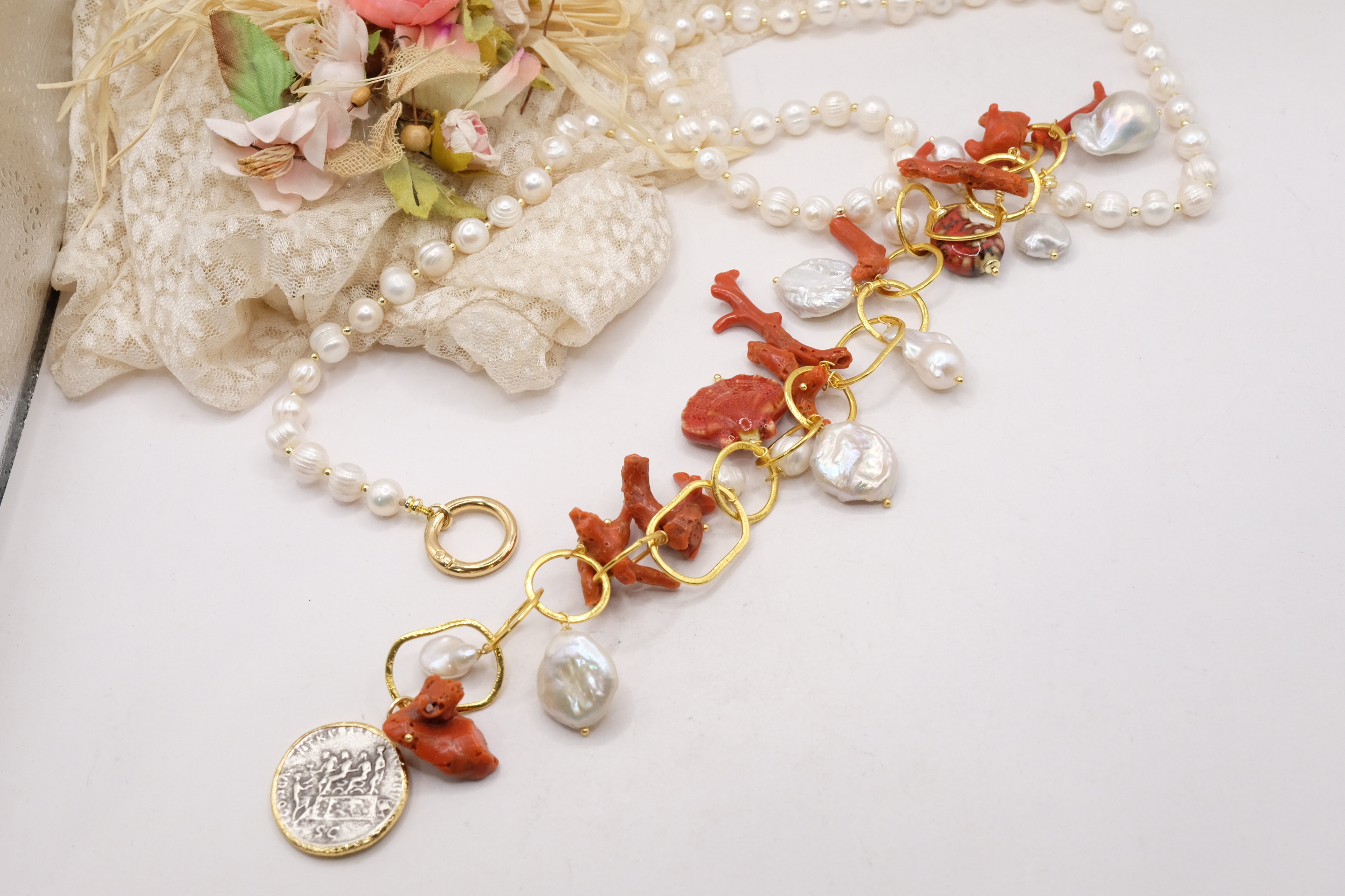 COLLANA ARTIGIANALE PERLE NATURALI CORALLO DEL MEDITERRANEO CERAMICA DI CALTAGIRONE OTTONE LAMINATO ORO 18 KT (6)