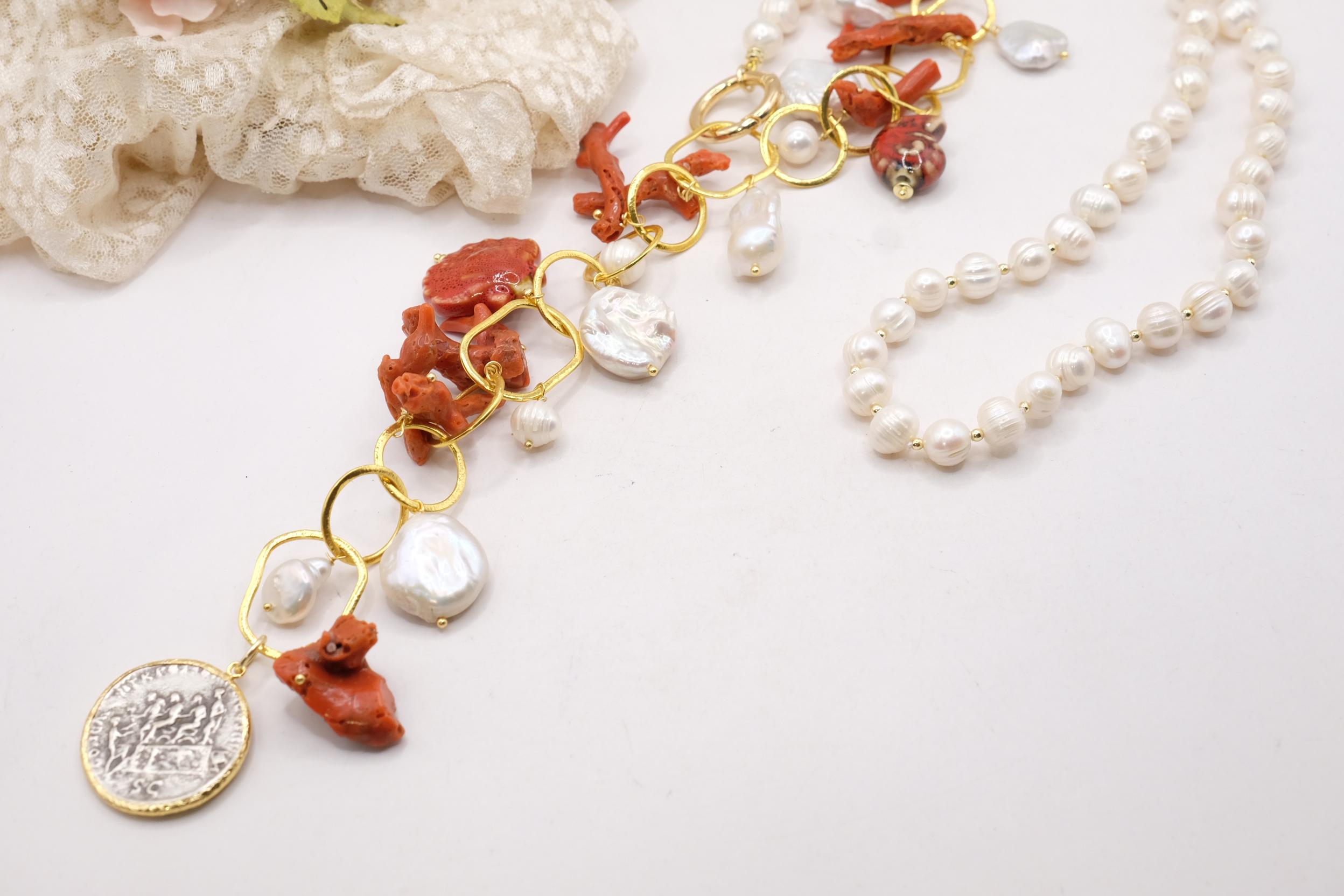 COLLANA ARTIGIANALE PERLE NATURALI CORALLO DEL MEDITERRANEO CERAMICA DI CALTAGIRONE OTTONE LAMINATO ORO 18 KT (7)