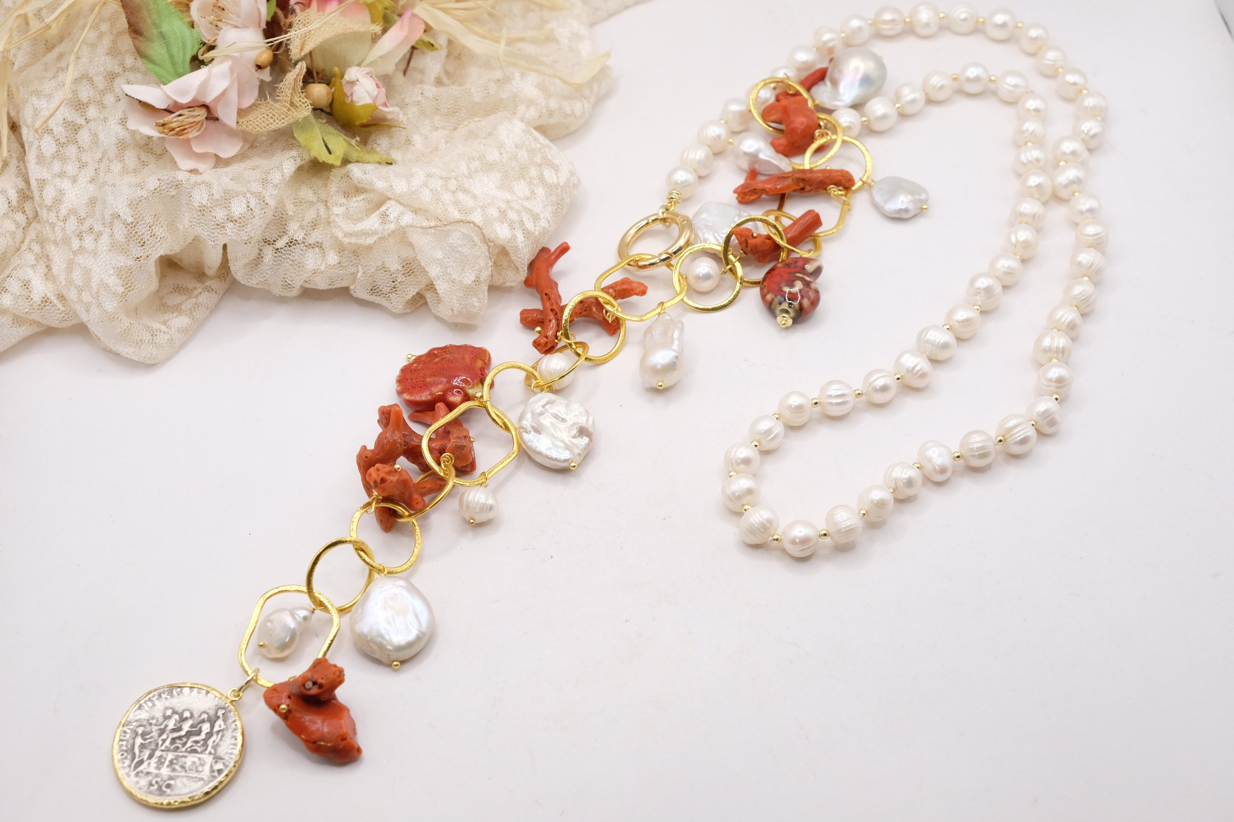 COLLANA ARTIGIANALE PERLE NATURALI CORALLO DEL MEDITERRANEO CERAMICA DI CALTAGIRONE OTTONE LAMINATO ORO 18 KT (8)