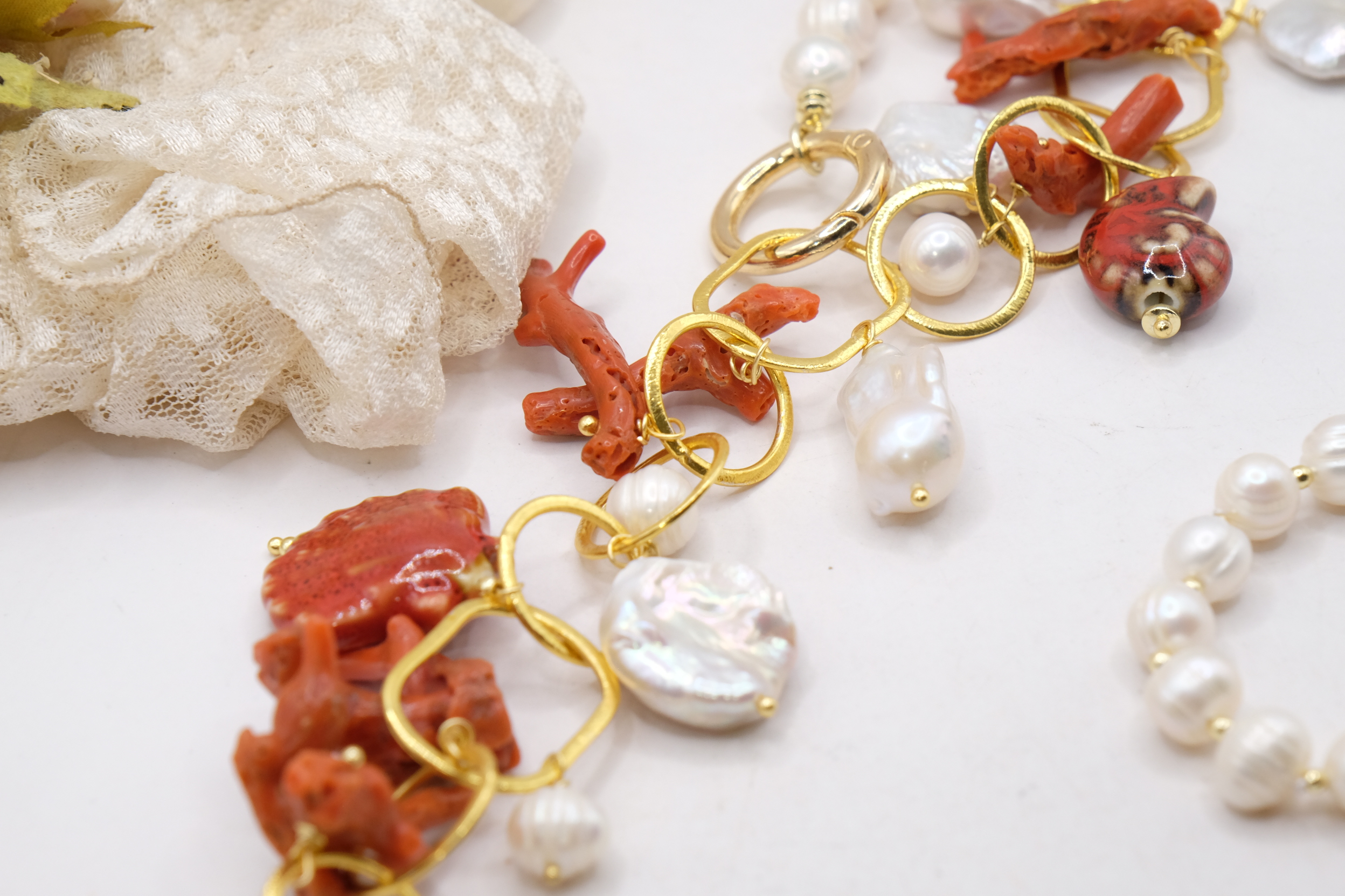 COLLANA ARTIGIANALE PERLE NATURALI CORALLO DEL MEDITERRANEO CERAMICA DI CALTAGIRONE OTTONE LAMINATO ORO 18 KT (9)