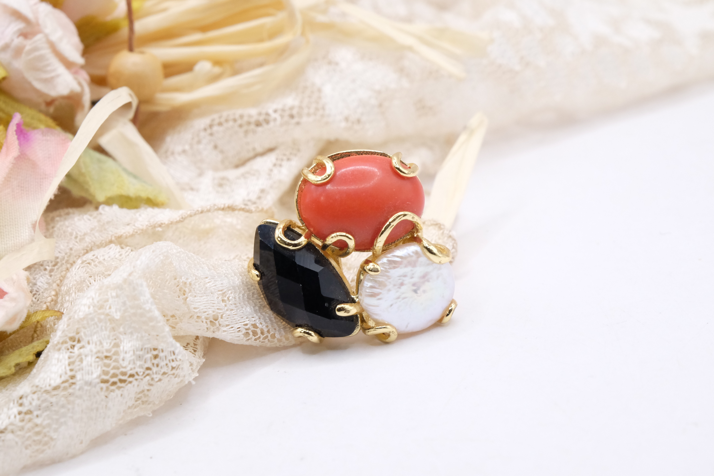 ANELLO ARTIGIANALE OTTONE 3 PIETRE ONICE PASTA DI CORALLO PERLA NATURALE (2)
