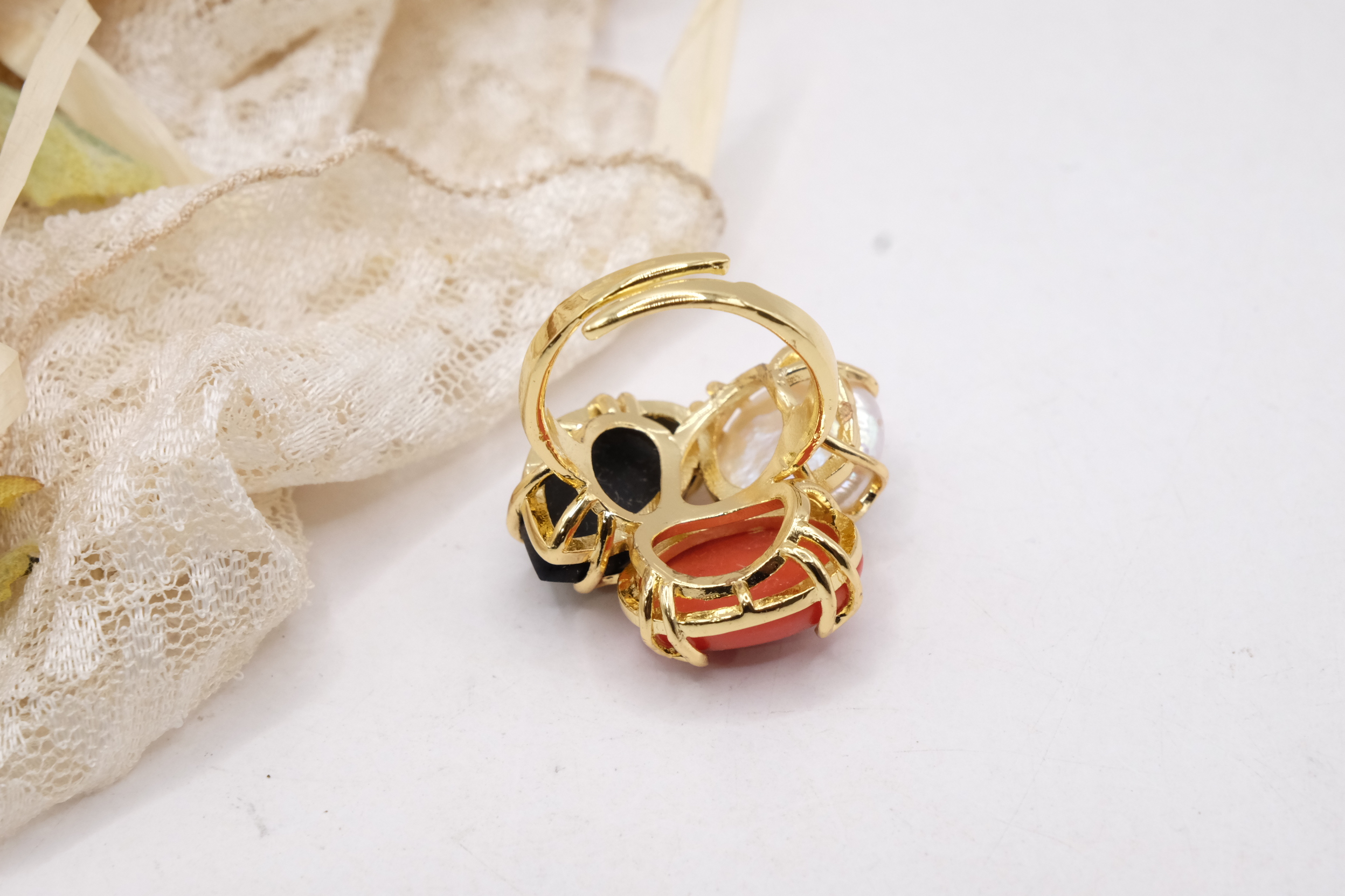 ANELLO ARTIGIANALE OTTONE 3 PIETRE ONICE PASTA DI CORALLO PERLA NATURALE (3)