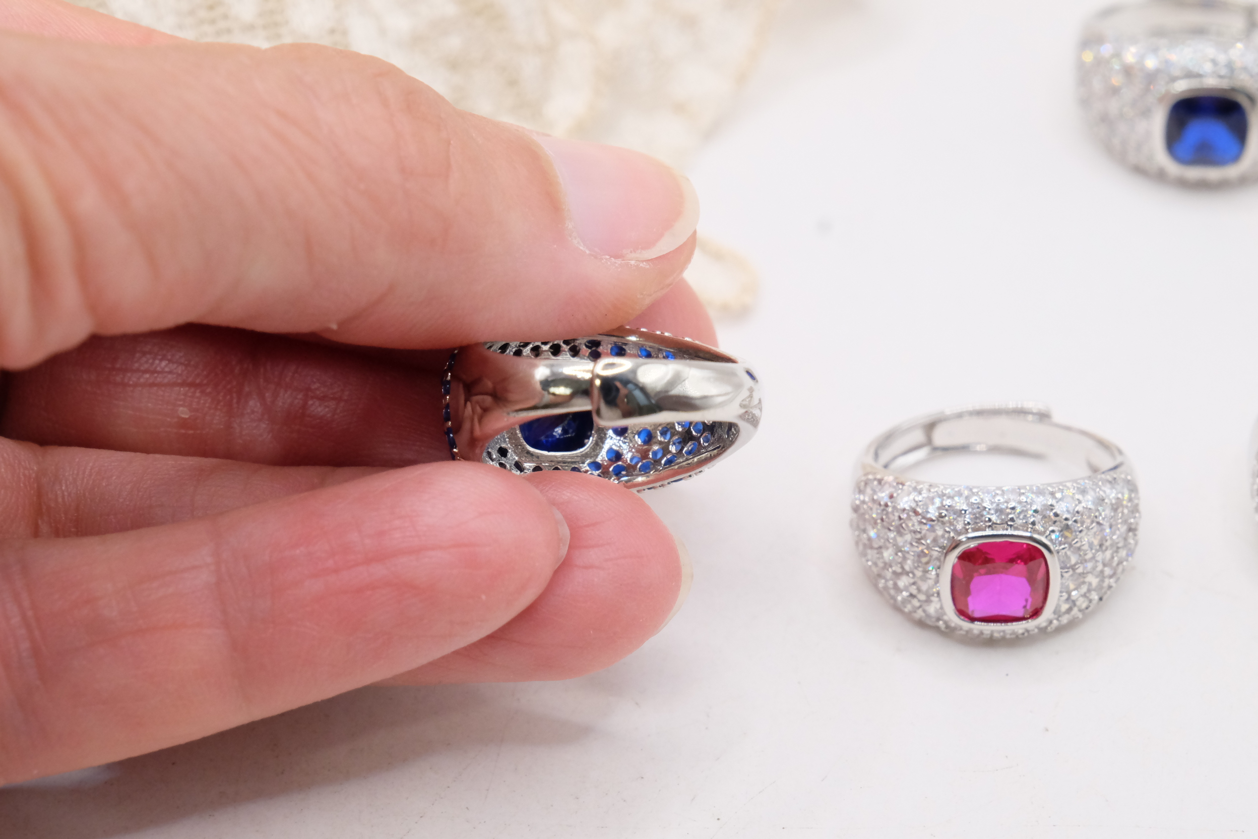 ANELLO FASCIONE ZIRCONI ZAFFIRO CHIARO RUBINO SMERALDO REGOLABILE (3)