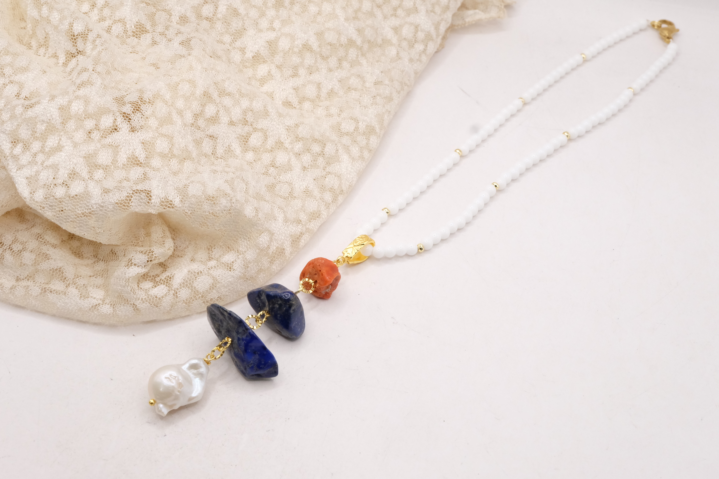 COLLANA ARTIGIANALE AGATA BIANCA PENDENTE STACCABILE LAPIS PERLA CORALLO PERLA (9)
