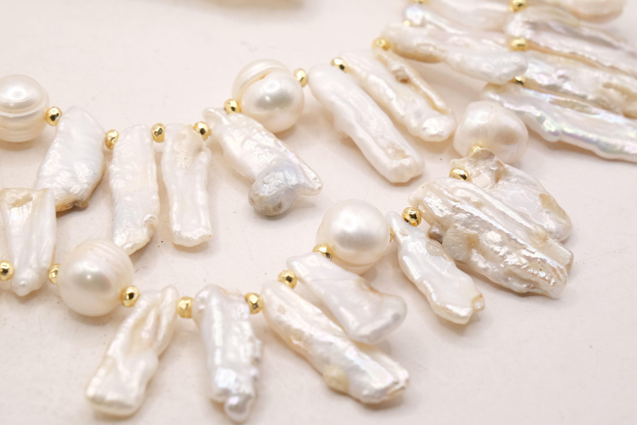 COLLANA ARTIGIANALE MULTIFILO PERLE NATURALI KESHI E BAROCCHE (5)