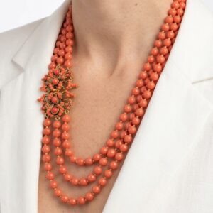 Collana 3 fili pasta di corallo rosso e chiusura magnifica decò