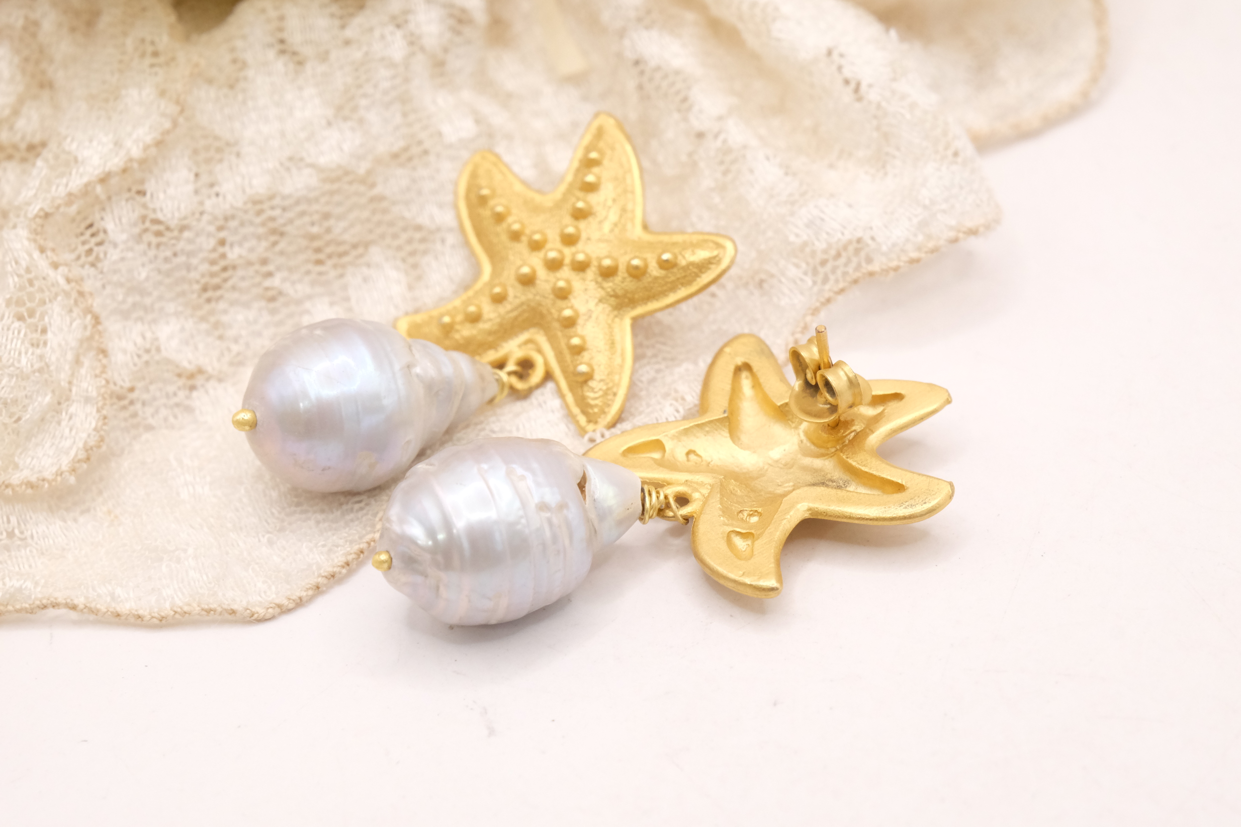 ORECCHINI ARTIGIANALI STELLE MARINE OTTONE PERLE BAROCCHE GRIGIE GRIGIO (1)