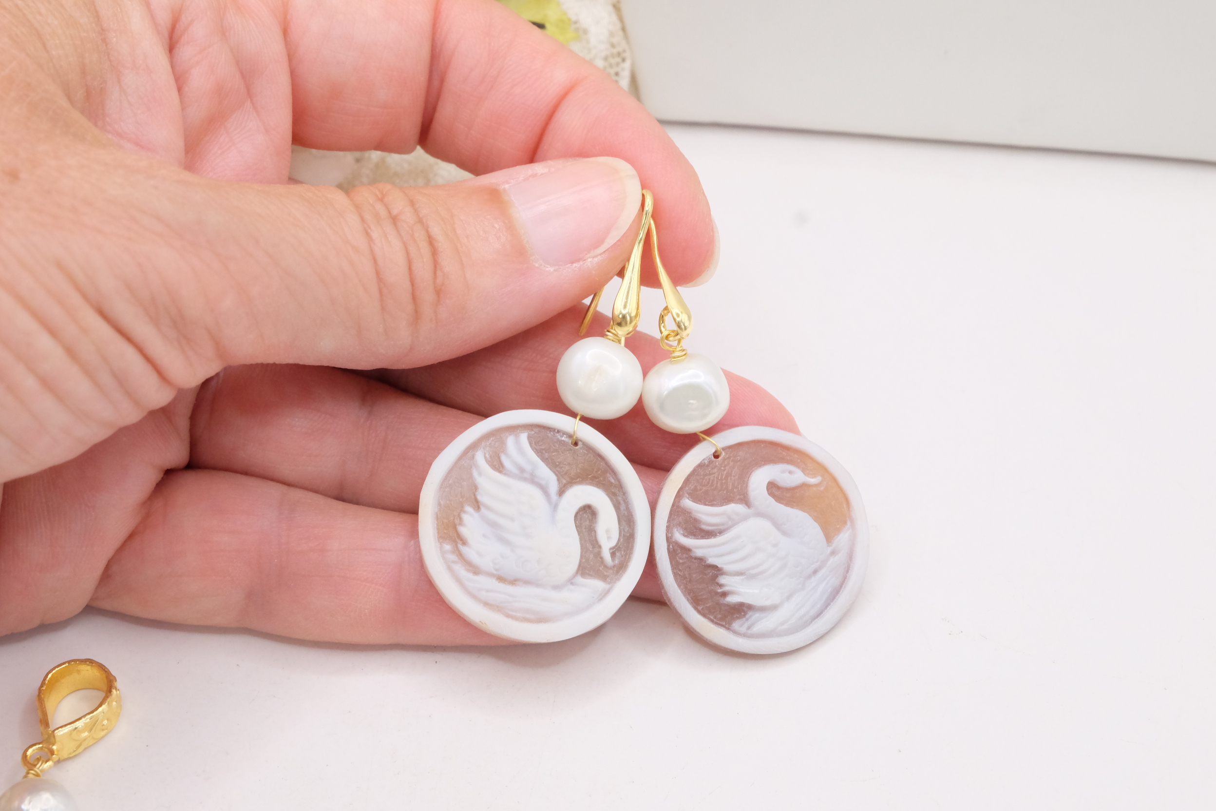 PARURE CIONDOLO ORECCHINI CAMMEO TORRE DEL GRECO PERLE NATURALI CIGNO CIGNI ARGENTO OTTONE (7)