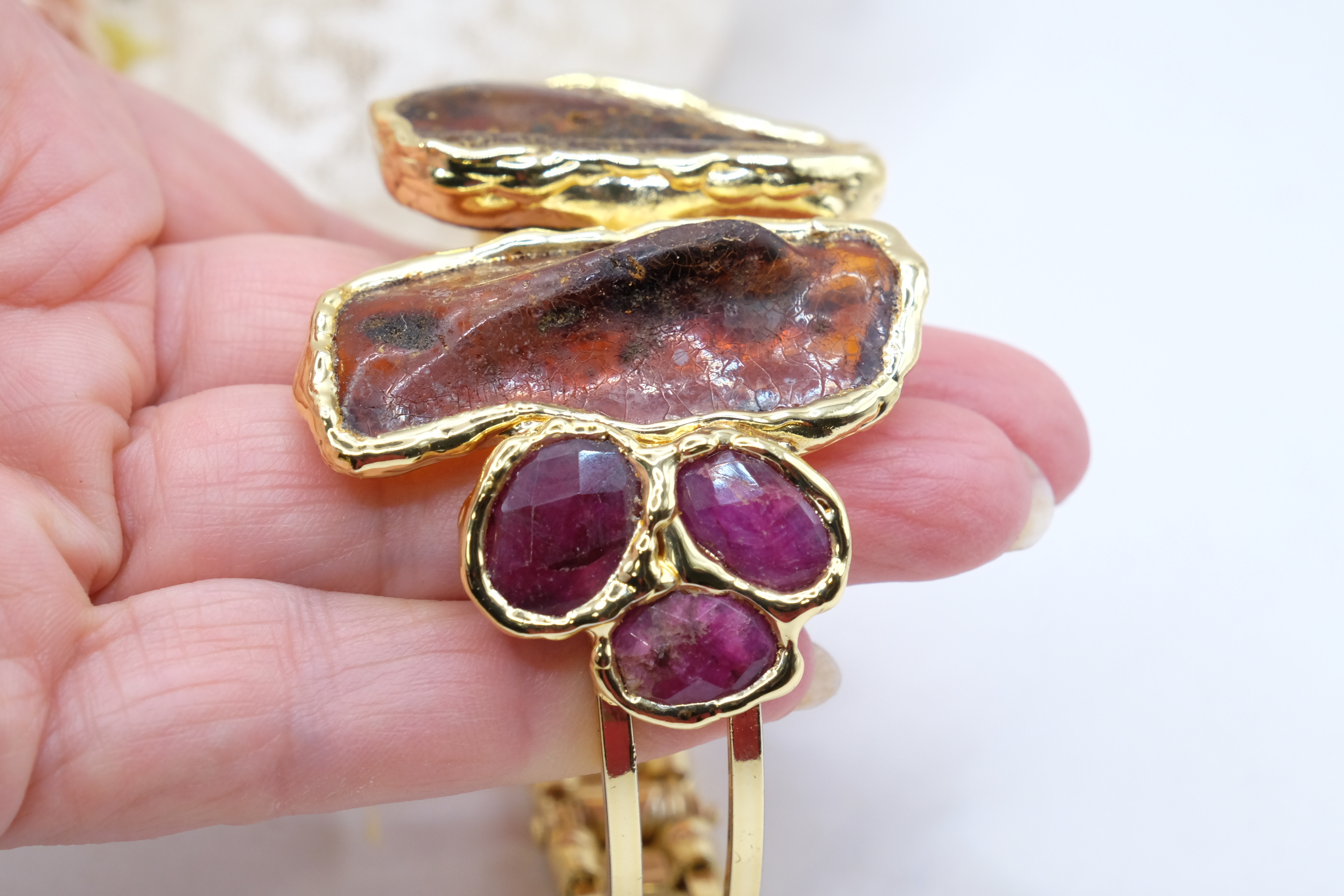 BRACCIALE ARTIGIANALE A MOLLA AMBRA BALTICA GREZZA E PIETRE NATURALI OTTONE GALVANICA ORO (3)