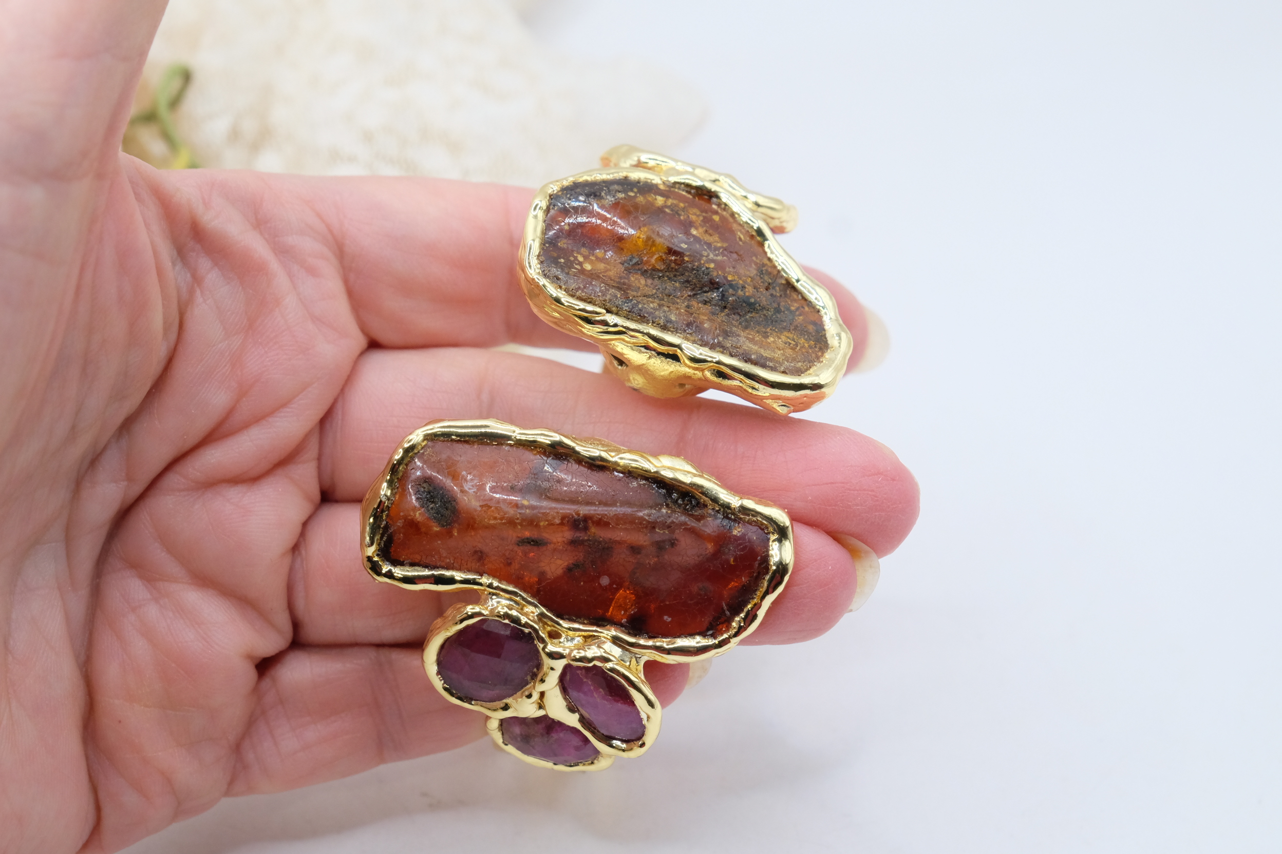 BRACCIALE ARTIGIANALE A MOLLA AMBRA BALTICA GREZZA E PIETRE NATURALI OTTONE GALVANICA ORO (4)