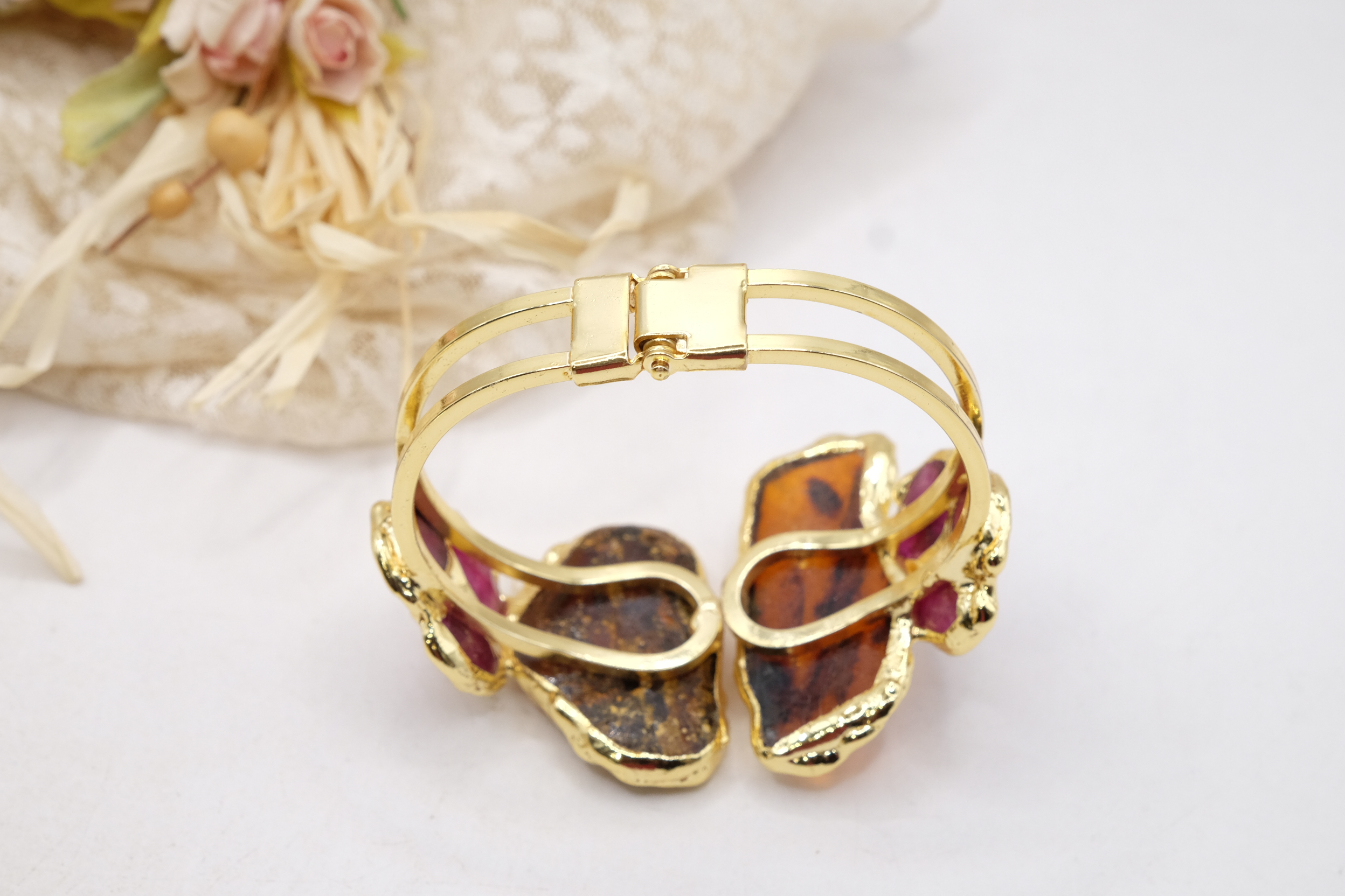 BRACCIALE ARTIGIANALE A MOLLA AMBRA BALTICA GREZZA E PIETRE NATURALI OTTONE GALVANICA ORO (6)